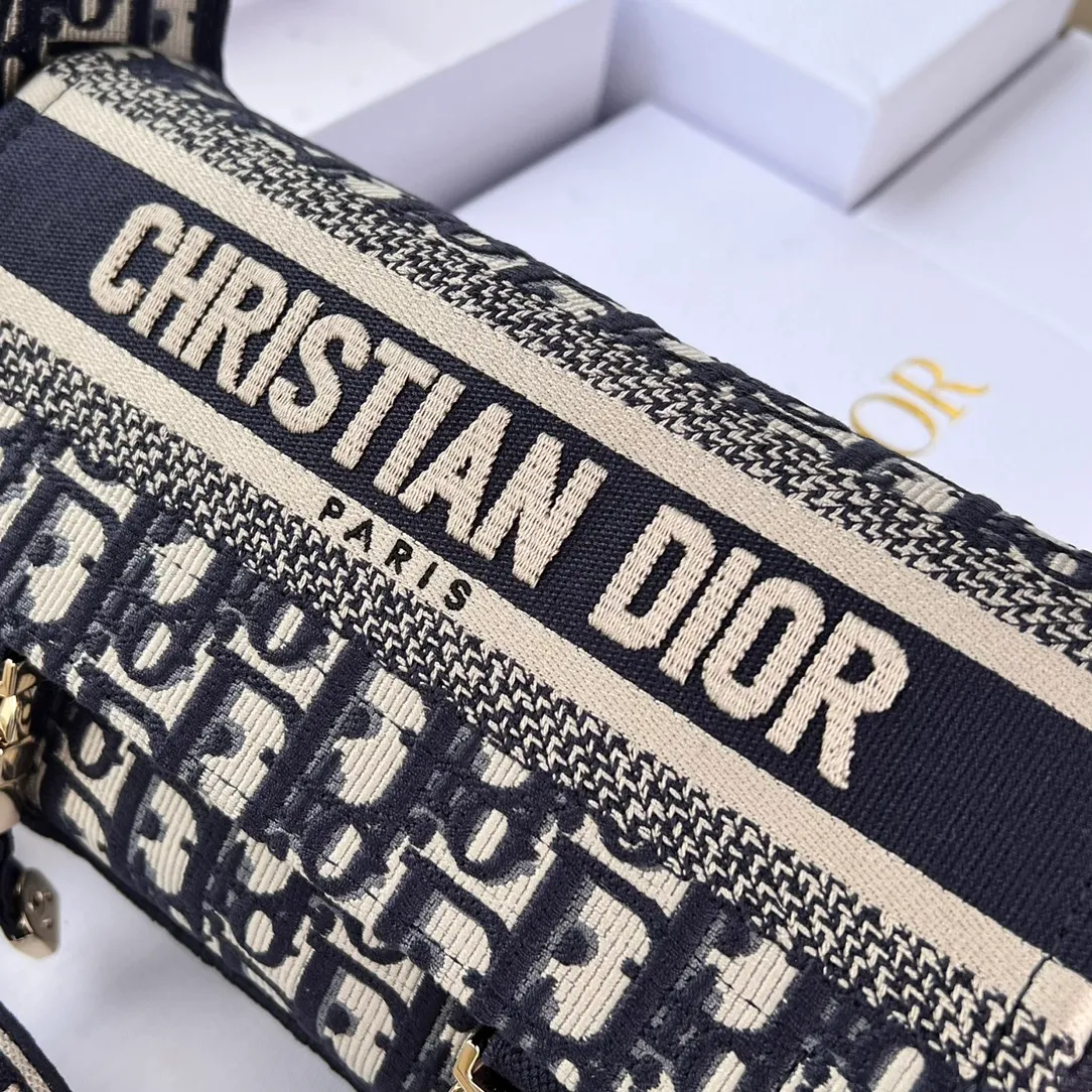 Top upgraded version💰1500 Size: 23×15×8cm Dior overseas channel new small postman❗️This Diorcam💰 handbag is carefully designed by Maria Grazia Chiuri on the basis of the classic messenger bag, incorporating Dior’s iconic elements to create a casual and fashionable look. Decorated with blue Oblique print throughout, it is paired with a CHRISTIANDIOR 💰ARIS logo flap and a sports-style CD buckle to enhance the style. The compact small version features an adjustable and removable shoulder strap, making it ideal for shoulder or cross-body wear.