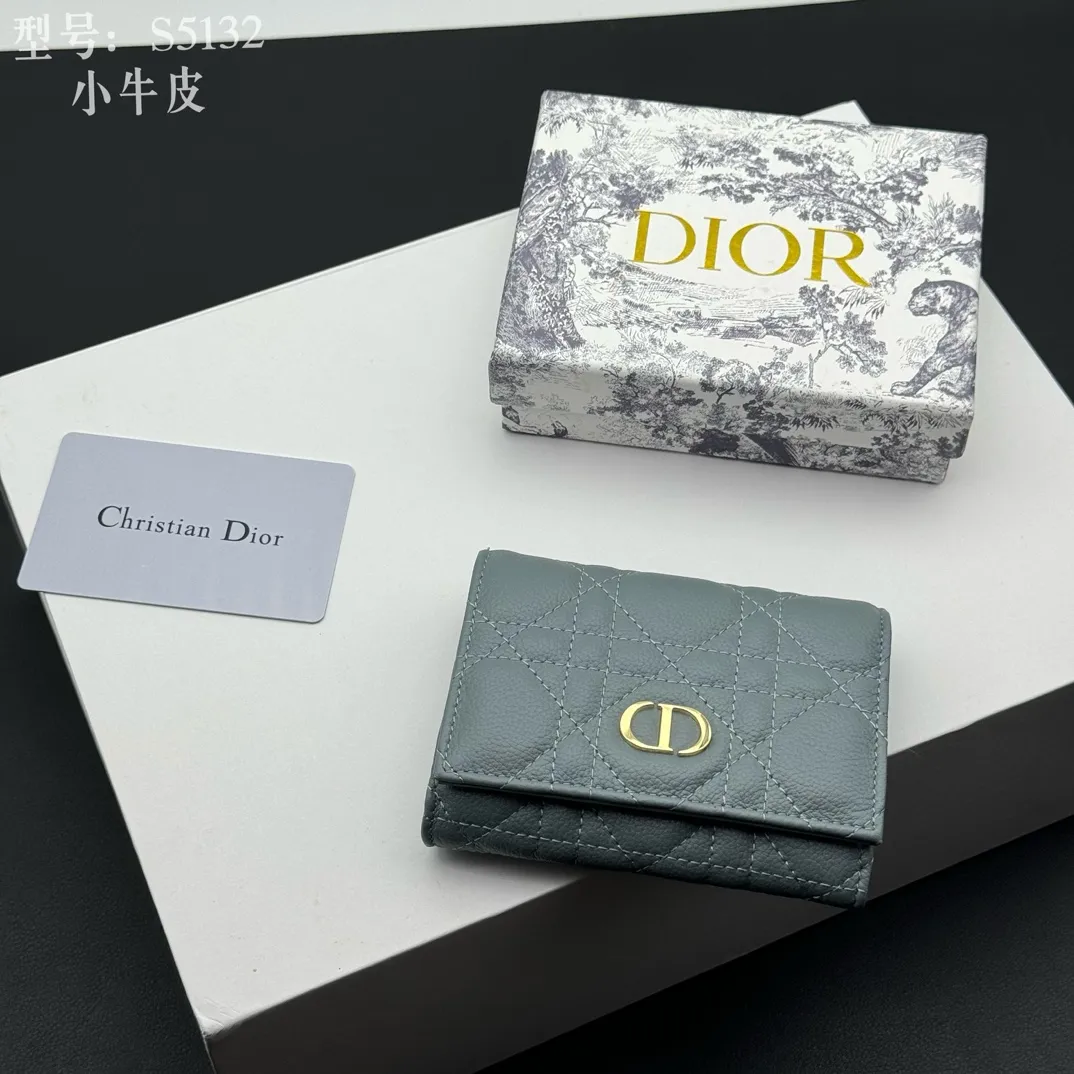 💰150 💎Top quality blue# 2024 spring and summer women's card holder This Dior Caro card holder is elegant and practical. Carefully crafted from soft cow leather, it is decorated with cannage pattern topstitching and a CD logo on the front to enhance the style. Elegant and sophisticated. Compact and practical, the 30 Montaigne Glycine Wallet is unique and can store a variety of daily necessities. It is suitable for various occasions and can be paired with its 30Montaigne pieces. Decorated with CD logo on the front, 2 card slots, 1 zipper compartment, 1 spacious internal compartment Spring/Summer 2024 Brand: Dior Dior Size: 11x7.5x2.5cm Model: S5132UWHC