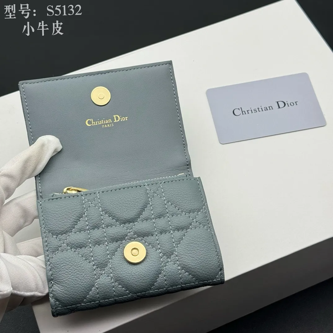 💰150 💎Top quality blue# 2024 spring and summer women's card holder This Dior Caro card holder is elegant and practical. Carefully crafted from soft cow leather, it is decorated with cannage pattern topstitching and a CD logo on the front to enhance the style. Elegant and sophisticated. Compact and practical, the 30 Montaigne Glycine Wallet is unique and can store a variety of daily necessities. It is suitable for various occasions and can be paired with its 30Montaigne pieces. Decorated with CD logo on the front, 2 card slots, 1 zipper compartment, 1 spacious internal compartment Spring/Summer 2024 Brand: Dior Dior Size: 11x7.5x2.5cm Model: S5132UWHC