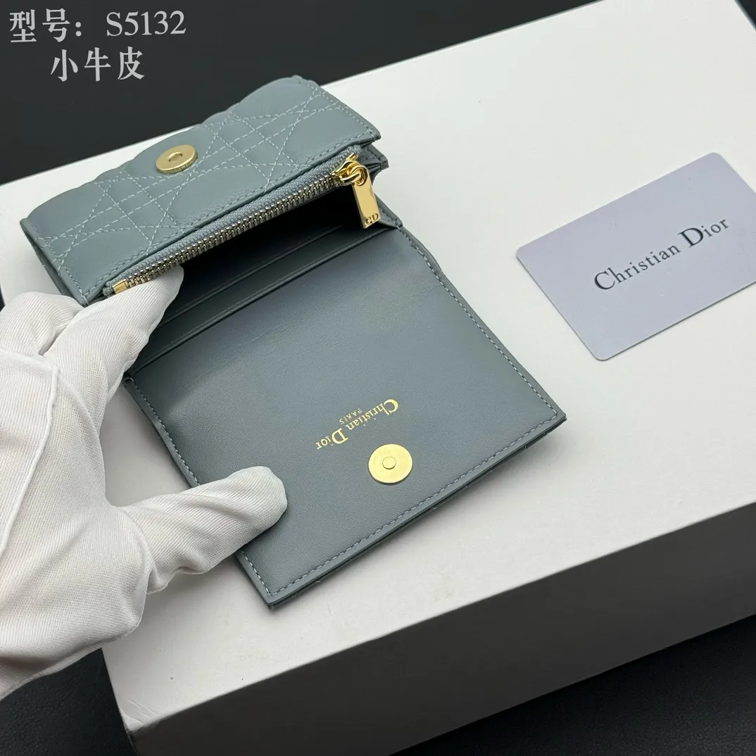 💰150 💎Top quality blue# 2024 spring and summer women's card holder This Dior Caro card holder is elegant and practical. Carefully crafted from soft cow leather, it is decorated with cannage pattern topstitching and a CD logo on the front to enhance the style. Elegant and sophisticated. Compact and practical, the 30 Montaigne Glycine Wallet is unique and can store a variety of daily necessities. It is suitable for various occasions and can be paired with its 30Montaigne pieces. Decorated with CD logo on the front, 2 card slots, 1 zipper compartment, 1 spacious internal compartment Spring/Summer 2024 Brand: Dior Dior Size: 11x7.5x2.5cm Model: S5132UWHC