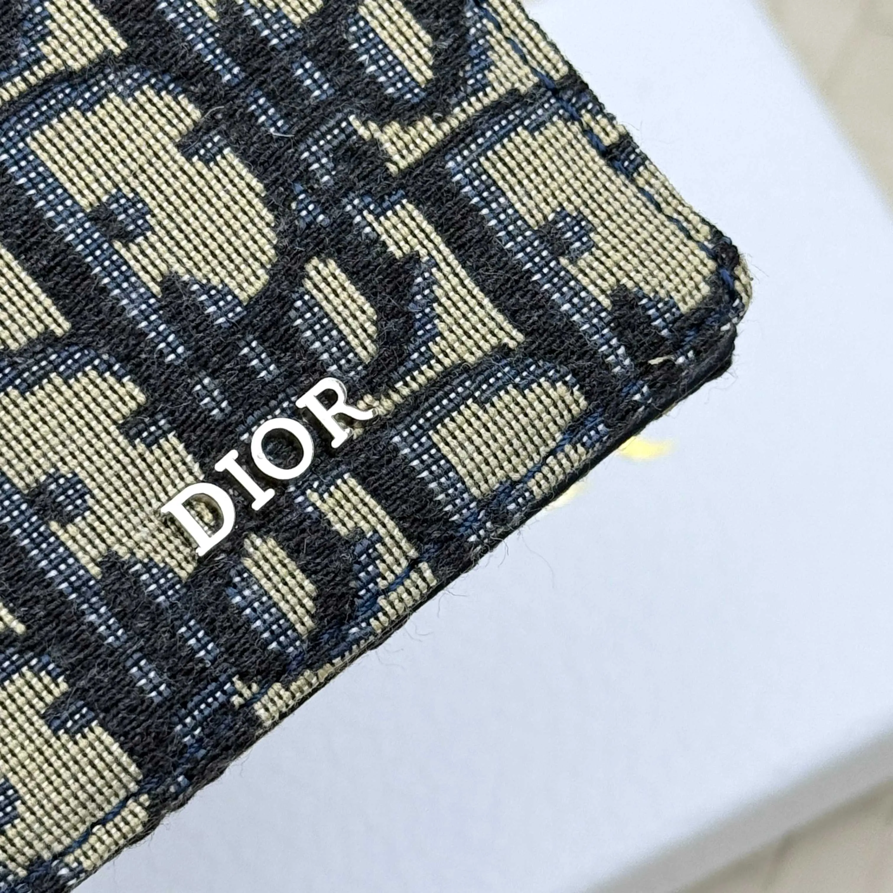 💰120💋Dior’s new bi-fold card holder is an elegant accessory that showcases Dior’s exquisite craftsmanship. Crafted from black inlaid grained calfskin, this card holder is detailed with beige and black Oblique print fabric details that accentuate the classic saddle silhouette. There are three card slots on each side and two compartments for storing bills and cash. Elegantly styled with a metal-clad brass Dior signature on the front, it fits easily into any pocket. Style number: H138 Size: 8.2*11.2cm