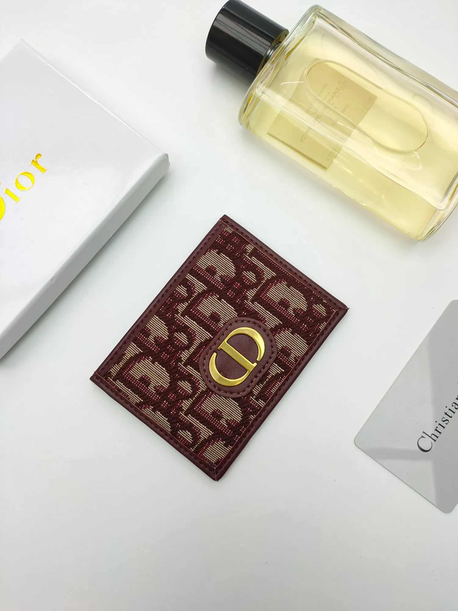 ￥90 [Color] This Dior Montaigne card holder is classic and elegant [Rose] carefully decorated with Oblique print and decorated with CD logo on the front. Style number: C2098 Size: 10*7.5cm
