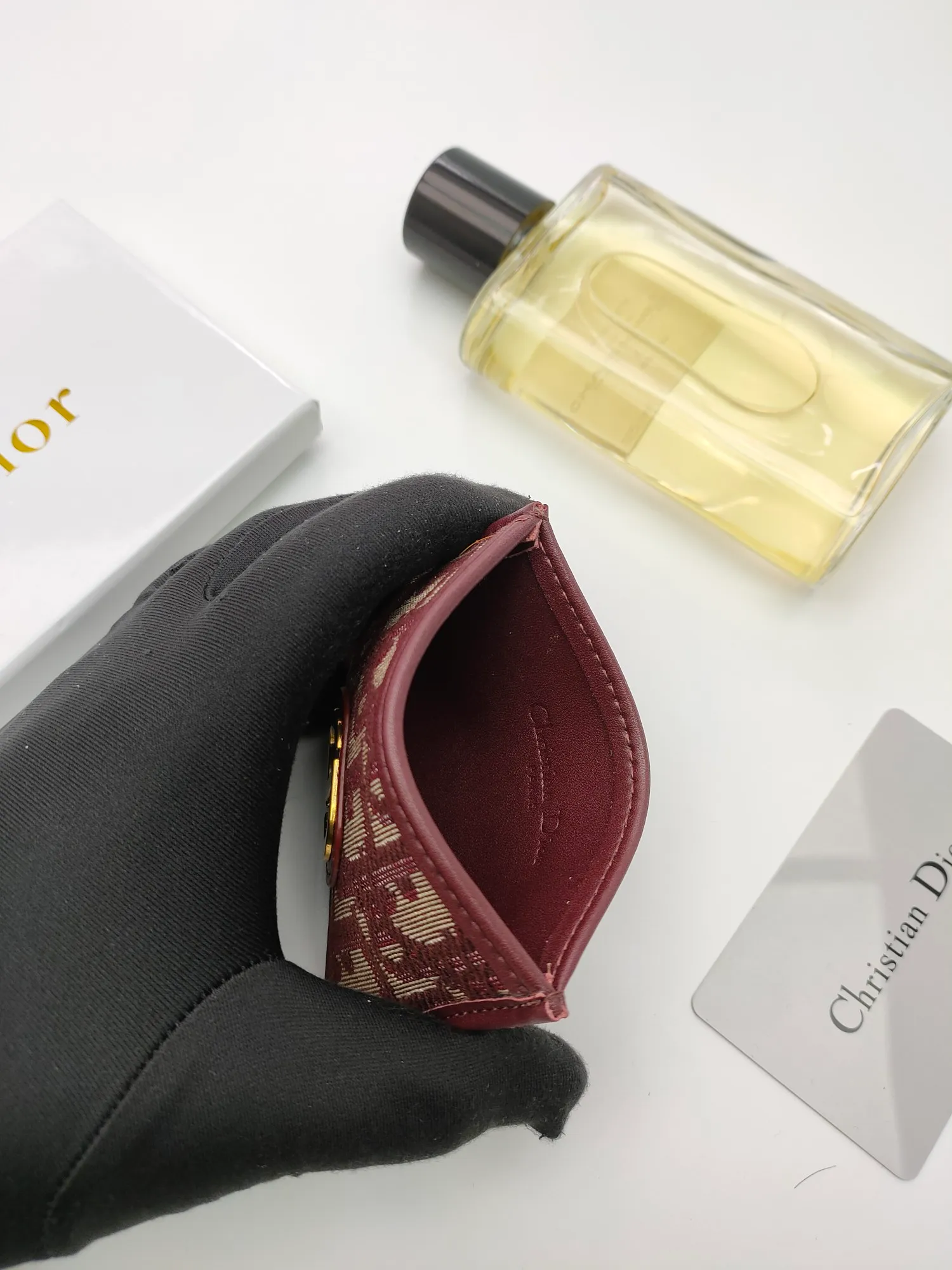 ￥90 [Color] This Dior Montaigne card holder is classic and elegant [Rose] carefully decorated with Oblique print and decorated with CD logo on the front. Style number: C2098 Size: 10*7.5cm