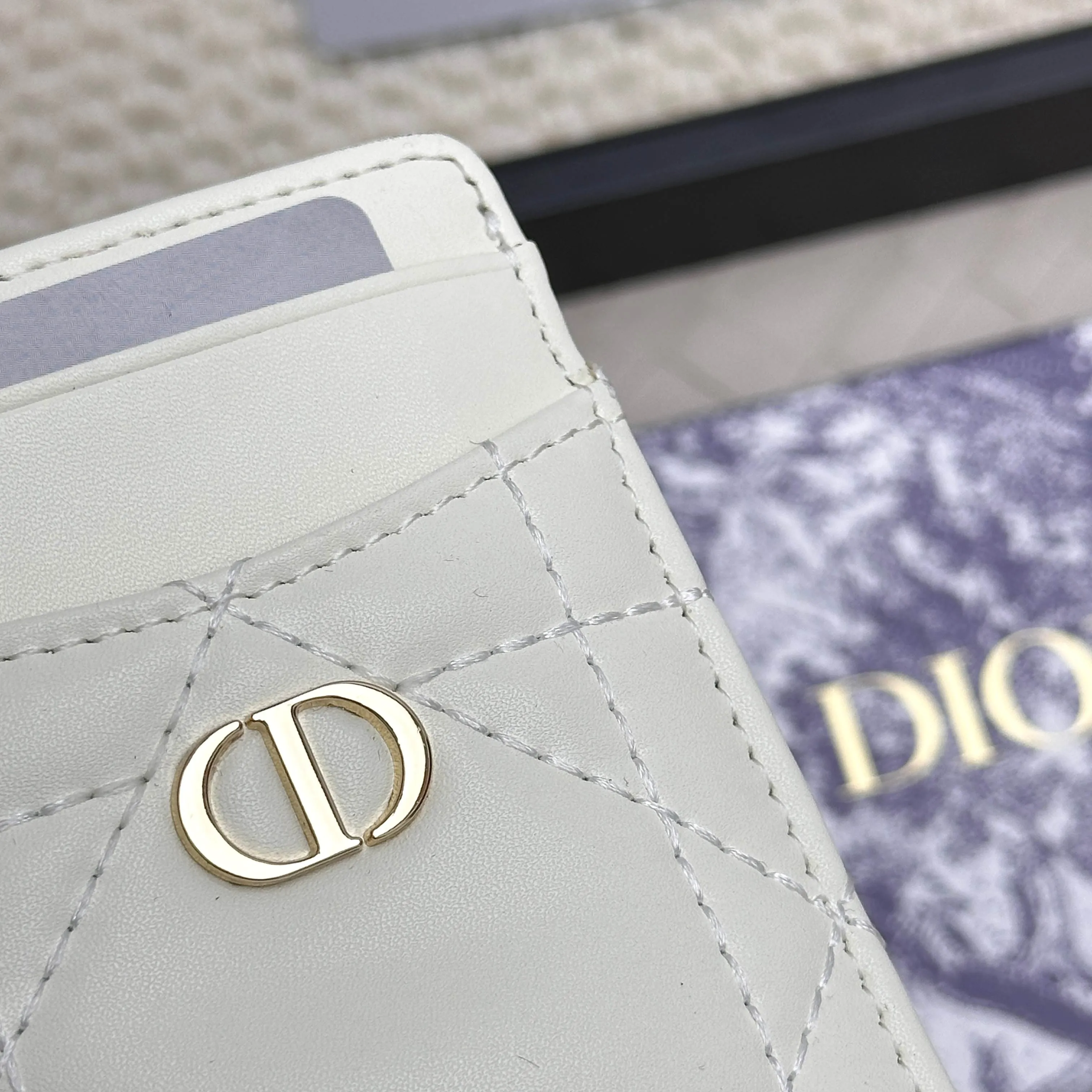 💰100 Dior's new card holder Size: 11*7.5*1, model 2379. It is carefully made of soft cowhide, decorated with cannage pattern topstitching, and embellished with the "CD" logo on the front. Elegant and refined,