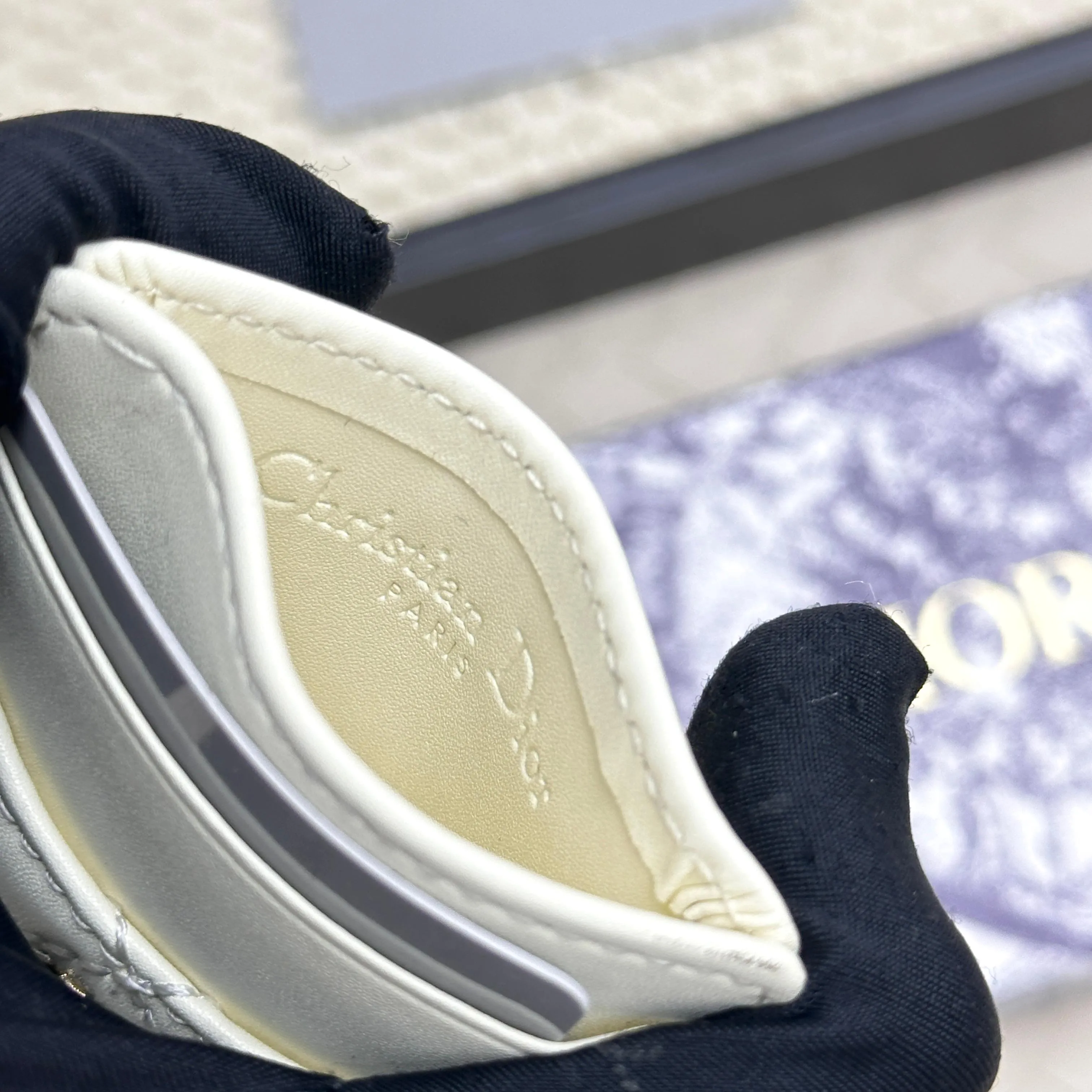 💰100 Dior's new card holder Size: 11*7.5*1, model 2379. It is carefully made of soft cowhide, decorated with cannage pattern topstitching, and embellished with the "CD" logo on the front. Elegant and refined,