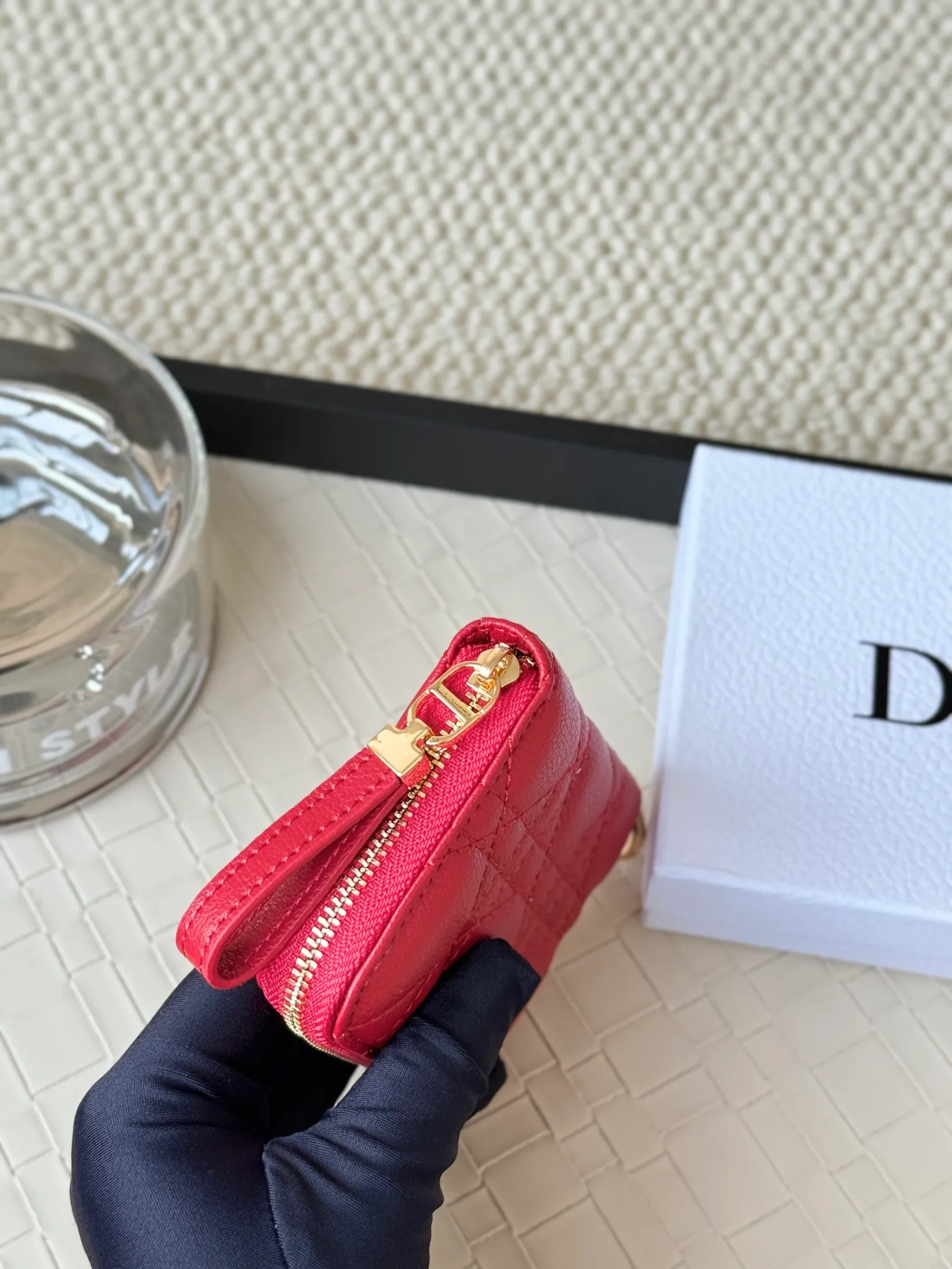 💰150 Dior New Caro Zippered Card Holder I love it. I originally wanted to buy a wallet, but I fell in love with this card holder. The size is just right and there are enough card slots. When Sydney is on lockdown and you can't go to the store, SA will send you photos and payment links. It's very convenient. I paid in the morning and received it in the afternoon. I think it looks better than the zipper card holder in C. The small metal ring next to the zipper is convenient for connecting the card holder to the bag and is not easy to lose. The calfskin material feels great. No.: S5034 Carol grain (size 9*11cm)