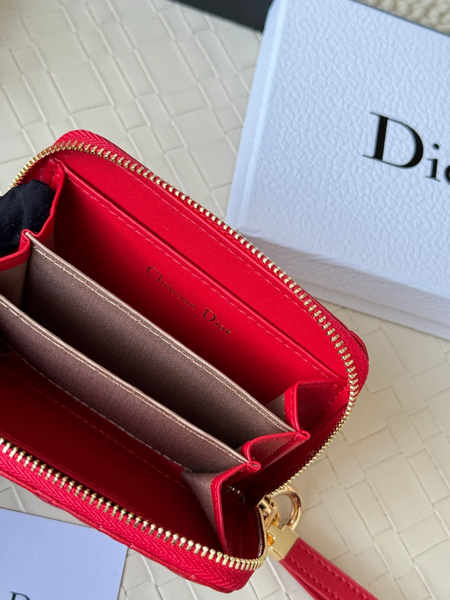 💰150 Dior New Caro Zippered Card Holder I love it. I originally wanted to buy a wallet, but I fell in love with this card holder. The size is just right and there are enough card slots. When Sydney is on lockdown and you can't go to the store, SA will send you photos and payment links. It's very convenient. I paid in the morning and received it in the afternoon. I think it looks better than the zipper card holder in C. The small metal ring next to the zipper is convenient for connecting the card holder to the bag and is not easy to lose. The calfskin material feels great. No.: S5034 Carol grain (size 9*11cm)