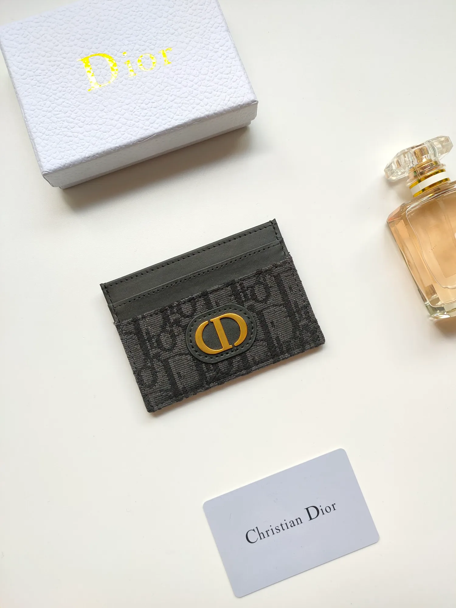 ￥90😍DIOR’s new S2152 30Montaigne card holder is elegant and practical. Crafted from blue Oblique printed fabric, it features a CD logo on the front and five card slots. Pair with other 30 Montaigne pieces for a stylish and elegant look. Size: 10.5*7.5cm