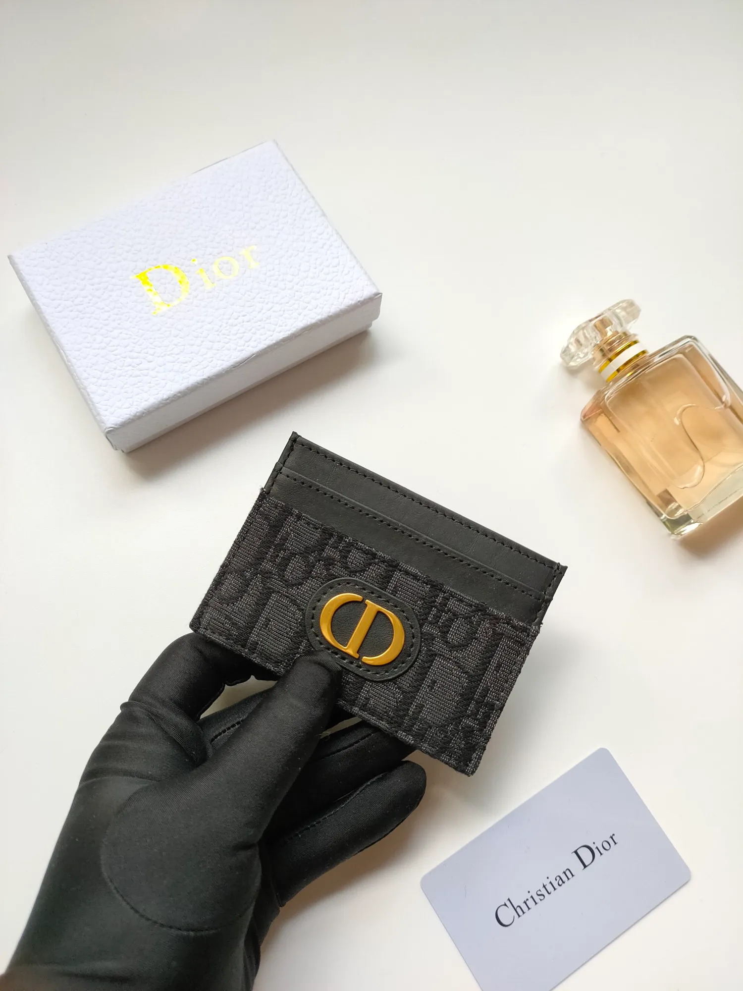 ￥90😍DIOR’s new S2152 30Montaigne card holder is elegant and practical. Crafted from blue Oblique printed fabric, it features a CD logo on the front and five card slots. Pair with other 30 Montaigne pieces for a stylish and elegant look. Size: 10.5*7.5cm