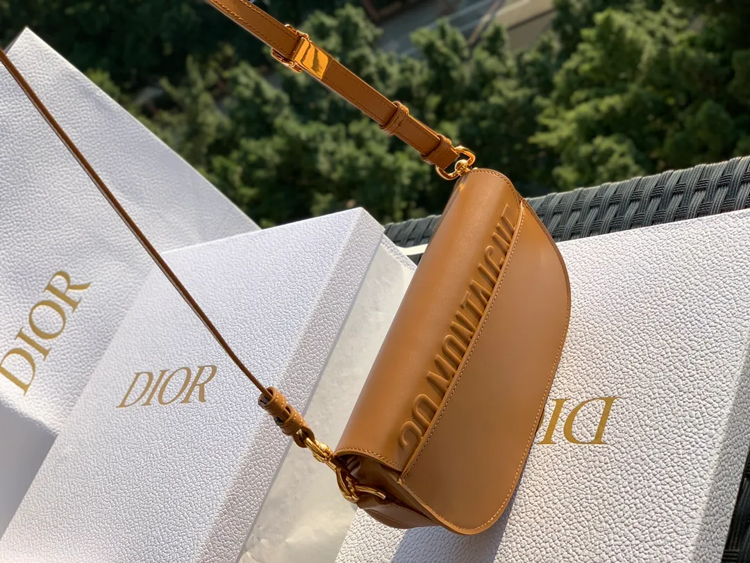 Top upgraded version💰1560 Dimensions: 22 x 13 x 5 CM caramel color bobby EAST-WEST crescent bag! The latest model! ! Celebrity bloggers are so busy planting grass! It bag is already a trend now. The cute bag shape and high-end colors are irresistible! Genuine original goods, original raw materials, emphasis on packaging: this set of packaging is really something that no one can buy on the market with money. All are imported and have the same configuration as the counters! The excellence of this channel is not only quality workmanship, but also perfection in all aspects! Impeccable!