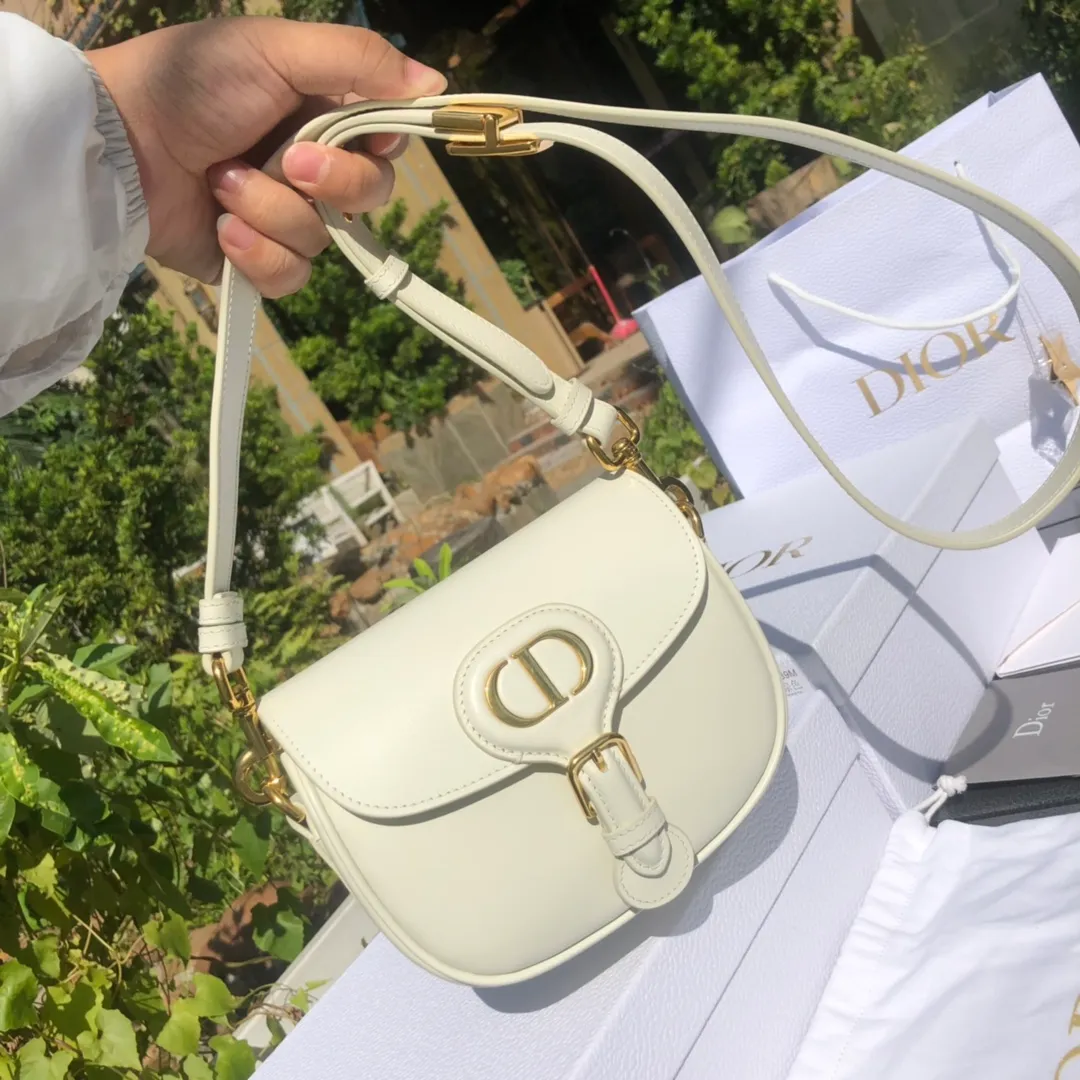 ❗️❗️❗️Free shipping with SF Express for year-end events❗️❗️❗️💰1700 Small size: 18×14×5cm Dior overseas channel goods! Dior Saddle Bag😘This Dior Bobby handbag is a shoulder bag style, showing elegant silhouette and coordinated proportions. This small bag is crafted from white glossy calfskin and accented with antiqued gold hardware for added style. The interior is designed with suede leather, which is soft and rich in texture. With a detachable and adjustable shoulder strap embellished with a military-style buckle, it can be worn on the shoulder, cross-body or handheld.