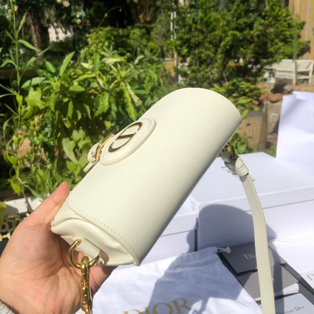 ❗️❗️❗️Free shipping with SF Express for year-end events❗️❗️❗️💰1700 Small size: 18×14×5cm Dior overseas channel goods! Dior Saddle Bag😘This Dior Bobby handbag is a shoulder bag style, showing elegant silhouette and coordinated proportions. This small bag is crafted from white glossy calfskin and accented with antiqued gold hardware for added style. The interior is designed with suede leather, which is soft and rich in texture. With a detachable and adjustable shoulder strap embellished with a military-style buckle, it can be worn on the shoulder, cross-body or handheld.
