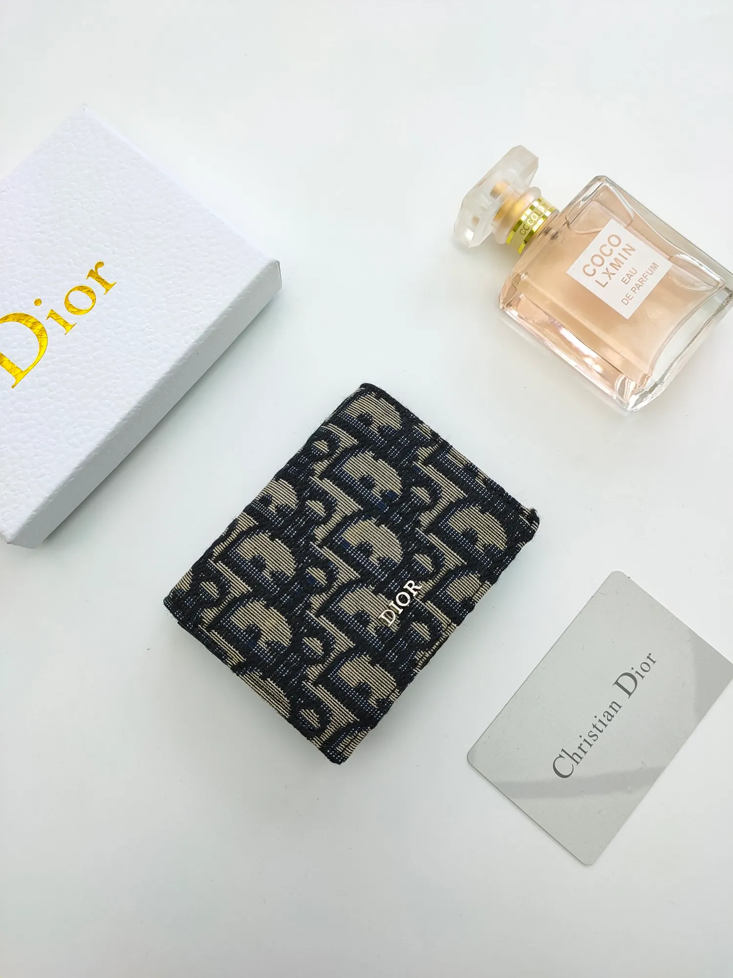 ￥110💰Business card holder is practical and exquisite👏🏻Elaborately made of Oblique printed fabric, with black smooth cowhide material inside. Style number: 136 🌺Equipped with a gusseted compartment with card slots, and the flip cover also has two card slots. "DIOR" logo on the front and interior. Size:10*6.8*2cm