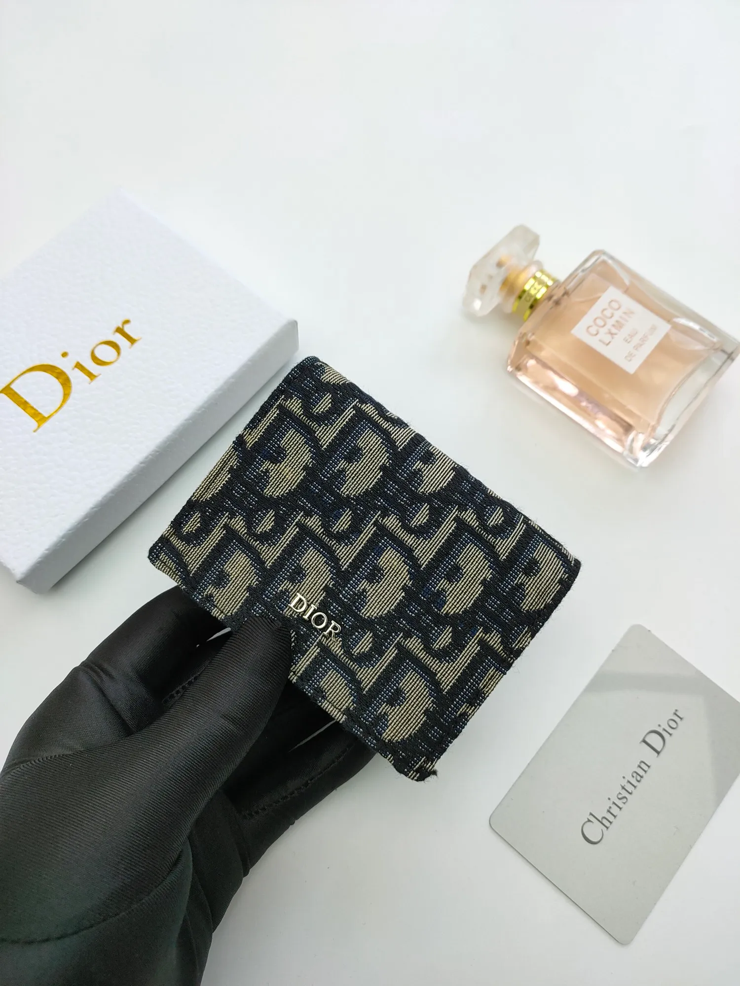 ￥110💰Business card holder is practical and exquisite👏🏻Elaborately made of Oblique printed fabric, with black smooth cowhide material inside. Style number: 136 🌺Equipped with a gusseted compartment with card slots, and the flip cover also has two card slots. "DIOR" logo on the front and interior. Size:10*6.8*2cm