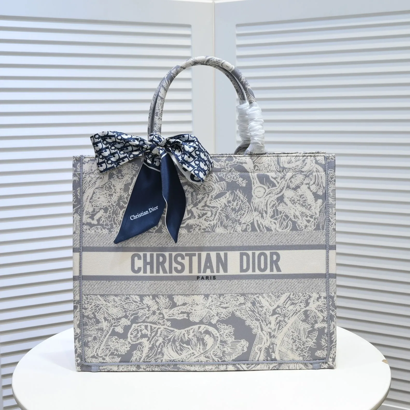 💰360￥With silk scarf, large size🔥 embroidered edge🔜Dior new shopping bag at Dior counter! Counters are updated simultaneously! Limited edition of the same style as the stars! Super stylish! Imported fabric👍high-end quality! You can go in and out of the counters at will without any pressure! The first choice for going out with super large capacity👍 Model: 8033 Size: 41*14*32cm