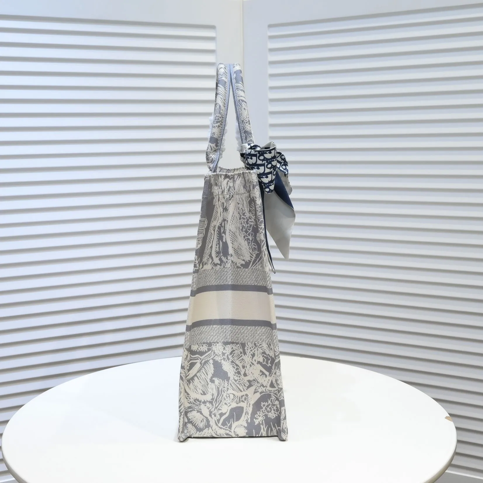 💰360￥With silk scarf, large size🔥 embroidered edge🔜Dior new shopping bag at Dior counter! Counters are updated simultaneously! Limited edition of the same style as the stars! Super stylish! Imported fabric👍high-end quality! You can go in and out of the counters at will without any pressure! The first choice for going out with super large capacity👍 Model: 8033 Size: 41*14*32cm