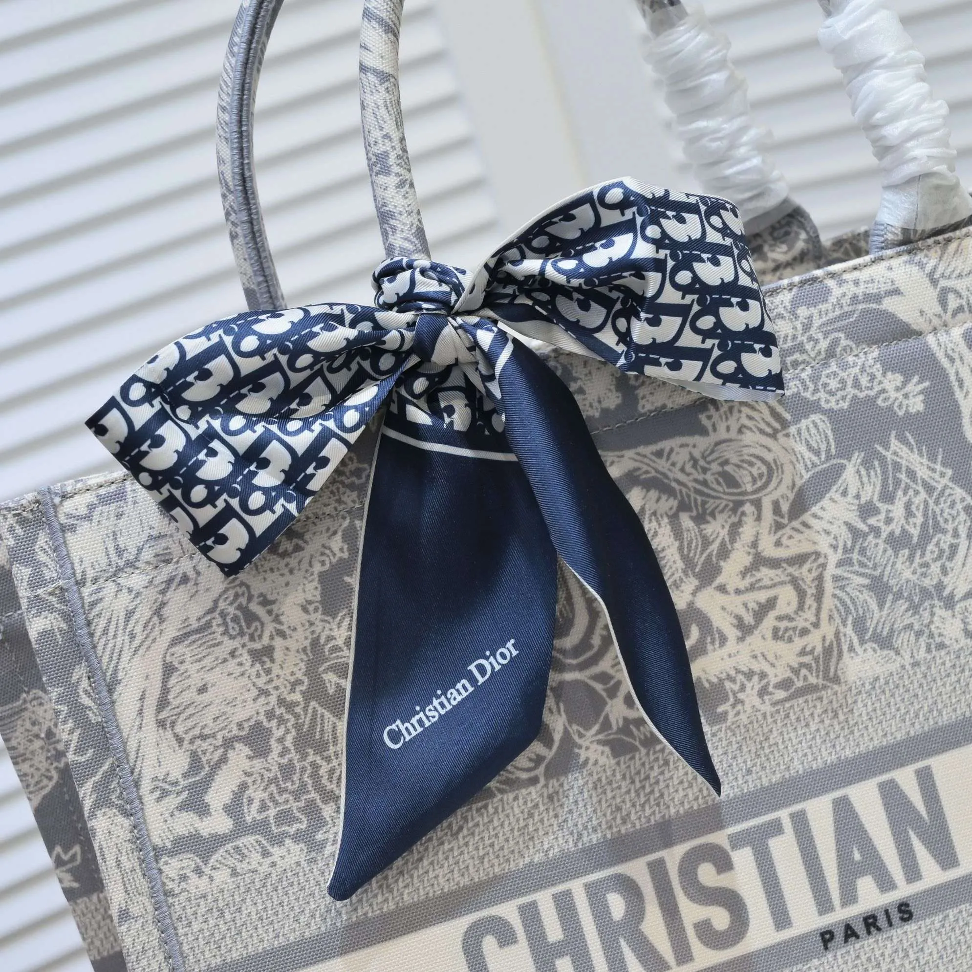 💰360￥With silk scarf, large size🔥 embroidered edge🔜Dior new shopping bag at Dior counter! Counters are updated simultaneously! Limited edition of the same style as the stars! Super stylish! Imported fabric👍high-end quality! You can go in and out of the counters at will without any pressure! The first choice for going out with super large capacity👍 Model: 8033 Size: 41*14*32cm