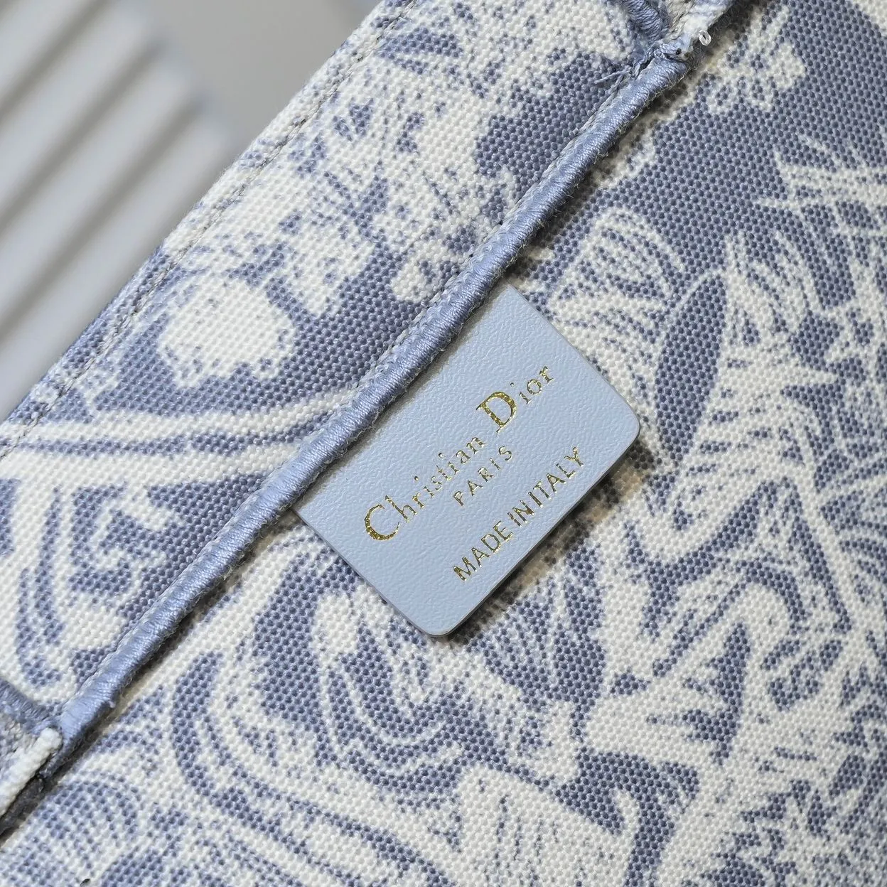 💰360￥With silk scarf, large size🔥 embroidered edge🔜Dior new shopping bag at Dior counter! Counters are updated simultaneously! Limited edition of the same style as the stars! Super stylish! Imported fabric👍high-end quality! You can go in and out of the counters at will without any pressure! The first choice for going out with super large capacity👍 Model: 8033 Size: 41*14*32cm