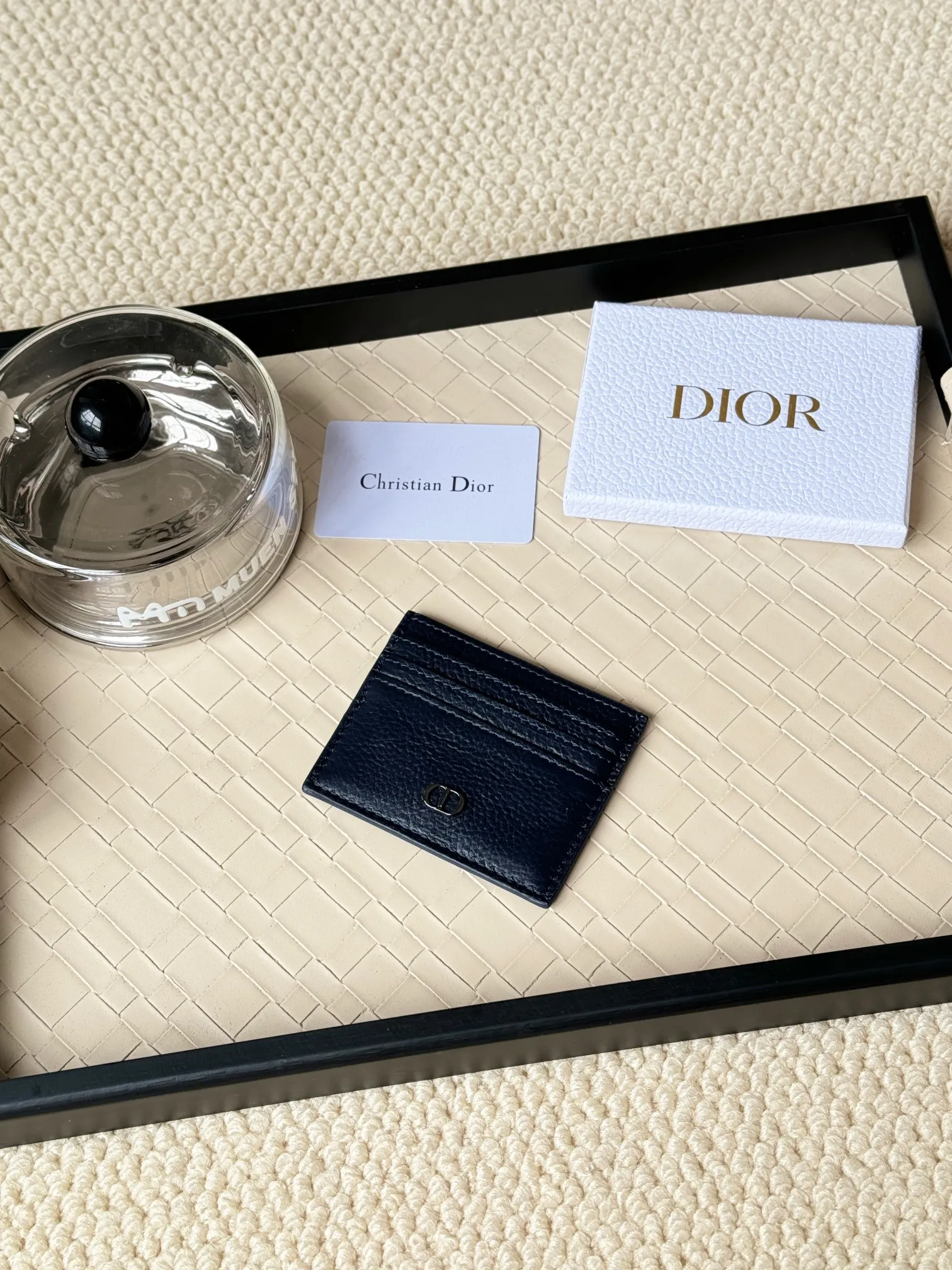 💰110 This Dior card holder is elegant and exquisite😍 and is carefully made of cowhide [strong]. There are 3 card slots on each side and 1 card slot on the top, which is exquisite and exquisite in shape. Style number: CH135 Size: 10*8cm