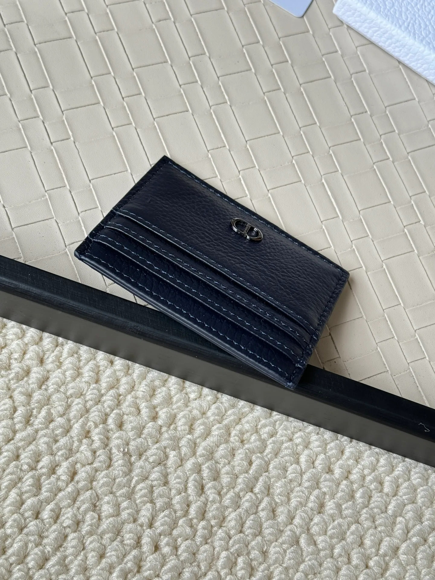💰110 This Dior card holder is elegant and exquisite😍 and is carefully made of cowhide [strong]. There are 3 card slots on each side and 1 card slot on the top, which is exquisite and exquisite in shape. Style number: CH135 Size: 10*8cm