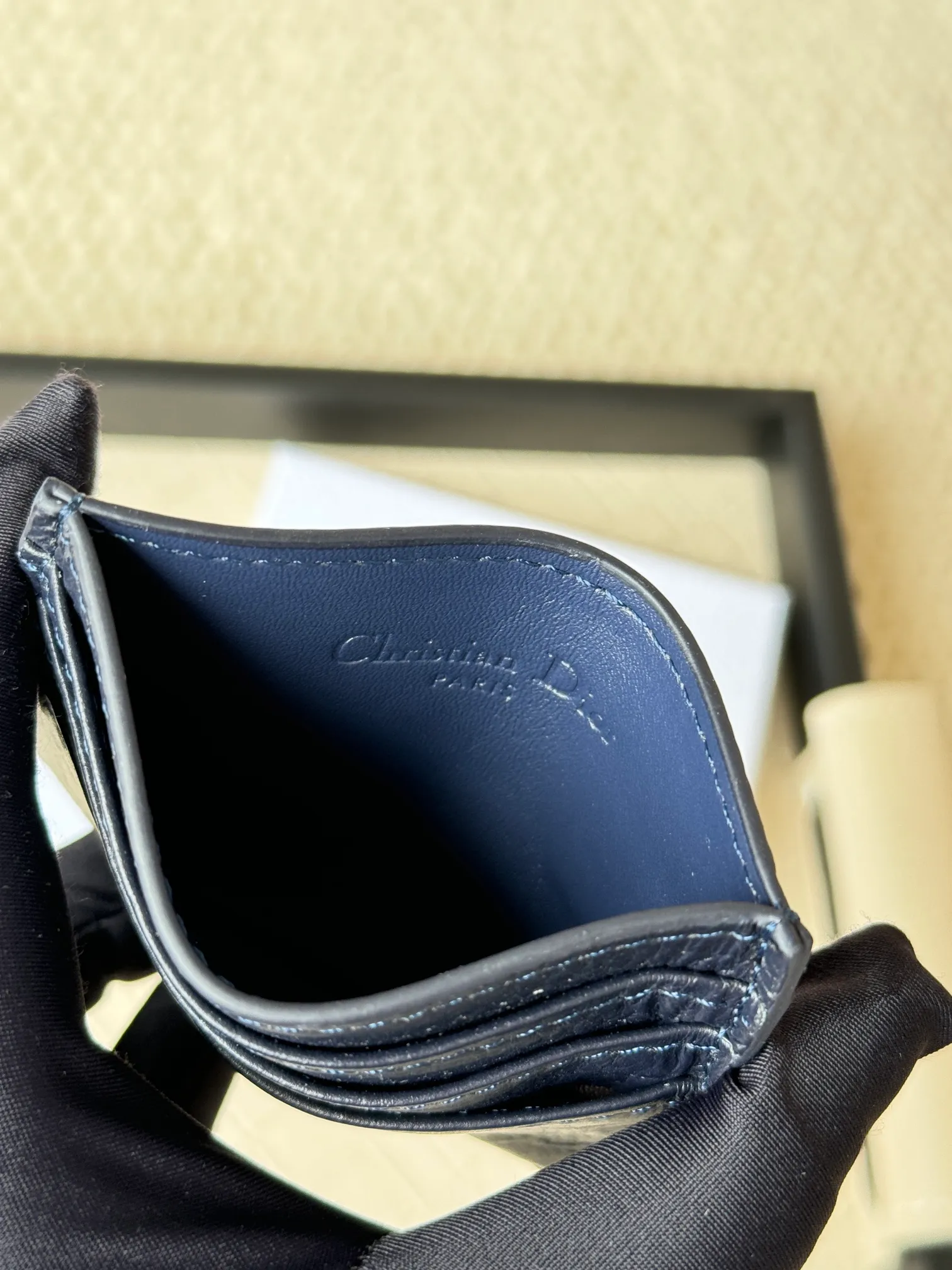 💰110 This Dior card holder is elegant and exquisite😍 and is carefully made of cowhide [strong]. There are 3 card slots on each side and 1 card slot on the top, which is exquisite and exquisite in shape. Style number: CH135 Size: 10*8cm