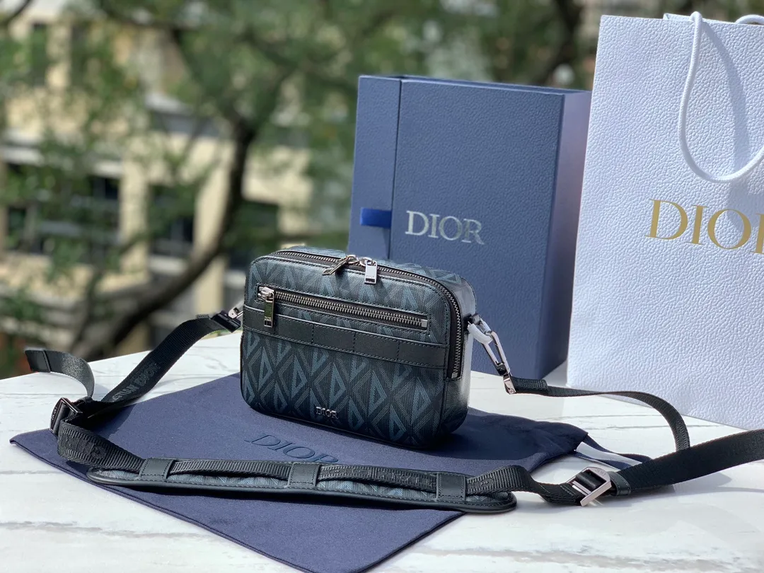 ❗️❗️❗️Free shipping with SF Express for year-end events❗️❗️❗️💰1400 Size: 17X12.5X5cm Dior 23 new Rider series men’s messenger bag, this Safari messenger bag is practical and compact, easy to carry every day. Carefully crafted from black CD Diamond pattern canvas, the fabric is lightweight, has good gloss, and has a diamond-like charming rhombus shape, with a distinctive visual three-dimensionality and fullness. The zipper compartment and front pocket can store various daily necessities. It is equipped with an adjustable Christian Dior shoulder strap, which can be carried on the shoulder or crossbody, and the upper body is comfortable!
