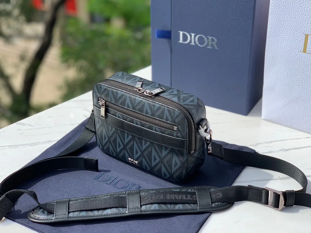 ❗️❗️❗️Free shipping with SF Express for year-end events❗️❗️❗️💰1400 Size: 17X12.5X5cm Dior 23 new Rider series men’s messenger bag, this Safari messenger bag is practical and compact, easy to carry every day. Carefully crafted from black CD Diamond pattern canvas, the fabric is lightweight, has good gloss, and has a diamond-like charming rhombus shape, with a distinctive visual three-dimensionality and fullness. The zipper compartment and front pocket can store various daily necessities. It is equipped with an adjustable Christian Dior shoulder strap, which can be carried on the shoulder or crossbody, and the upper body is comfortable!