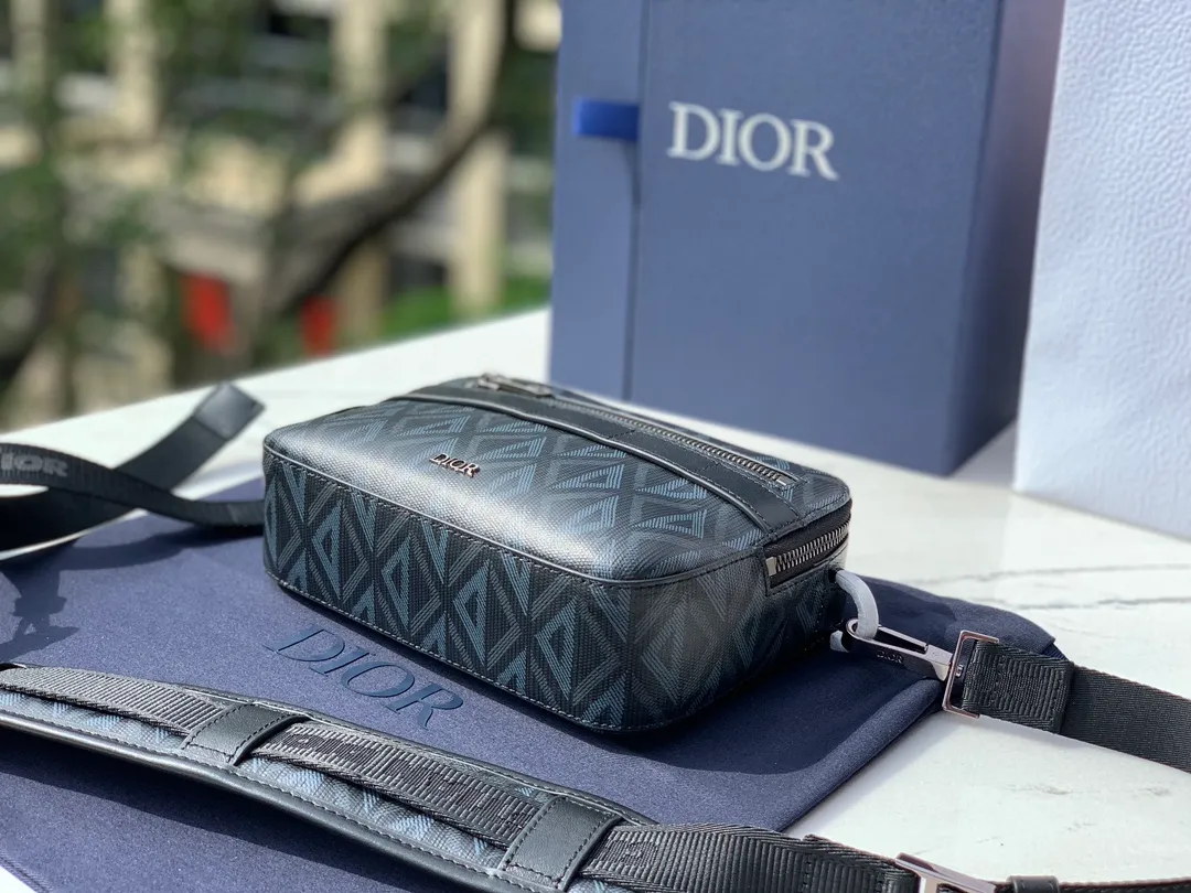 ❗️❗️❗️Free shipping with SF Express for year-end events❗️❗️❗️💰1400 Size: 17X12.5X5cm Dior 23 new Rider series men’s messenger bag, this Safari messenger bag is practical and compact, easy to carry every day. Carefully crafted from black CD Diamond pattern canvas, the fabric is lightweight, has good gloss, and has a diamond-like charming rhombus shape, with a distinctive visual three-dimensionality and fullness. The zipper compartment and front pocket can store various daily necessities. It is equipped with an adjustable Christian Dior shoulder strap, which can be carried on the shoulder or crossbody, and the upper body is comfortable!