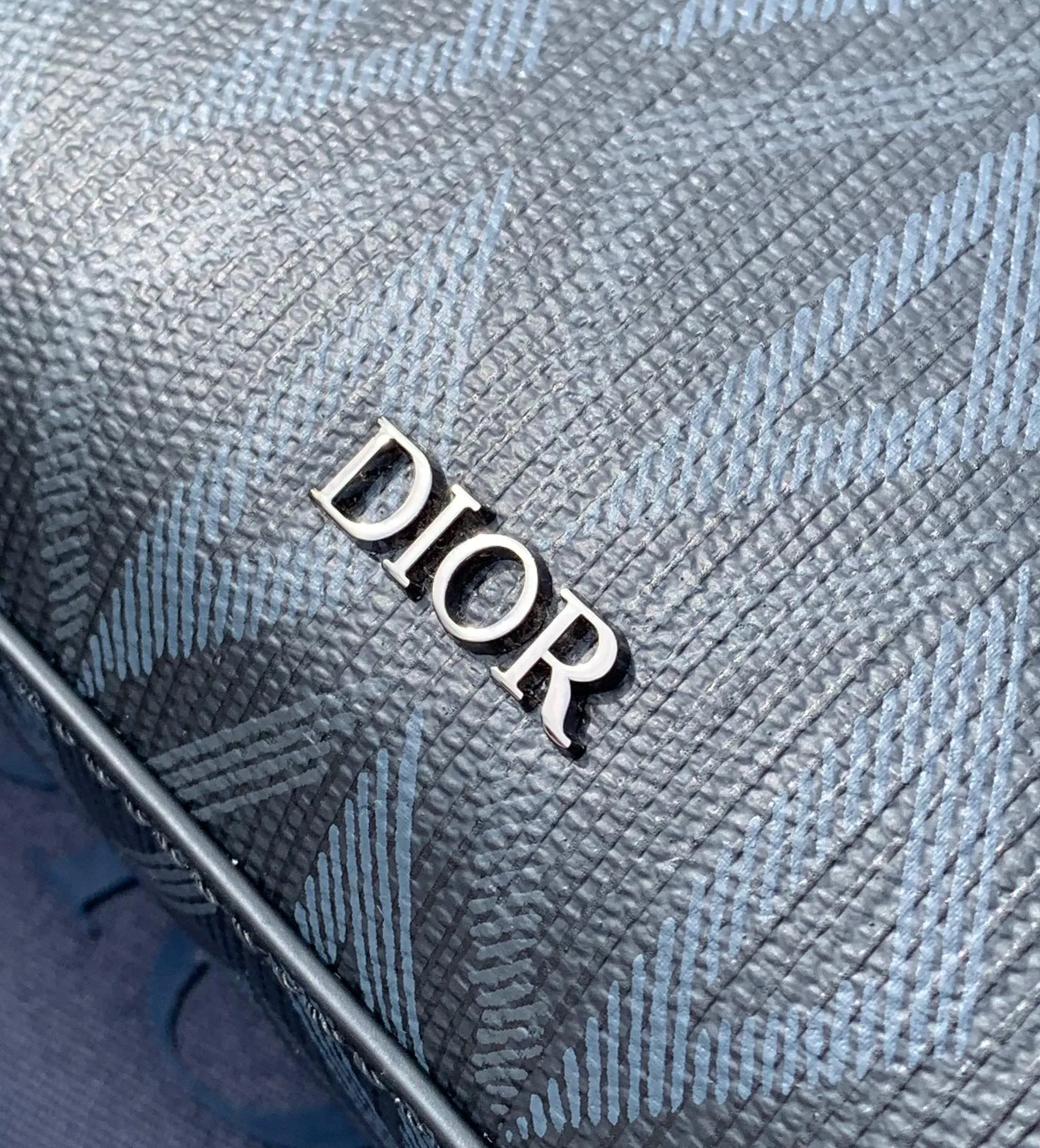 ❗️❗️❗️Free shipping with SF Express for year-end events❗️❗️❗️💰1400 Size: 17X12.5X5cm Dior 23 new Rider series men’s messenger bag, this Safari messenger bag is practical and compact, easy to carry every day. Carefully crafted from black CD Diamond pattern canvas, the fabric is lightweight, has good gloss, and has a diamond-like charming rhombus shape, with a distinctive visual three-dimensionality and fullness. The zipper compartment and front pocket can store various daily necessities. It is equipped with an adjustable Christian Dior shoulder strap, which can be carried on the shoulder or crossbody, and the upper body is comfortable!