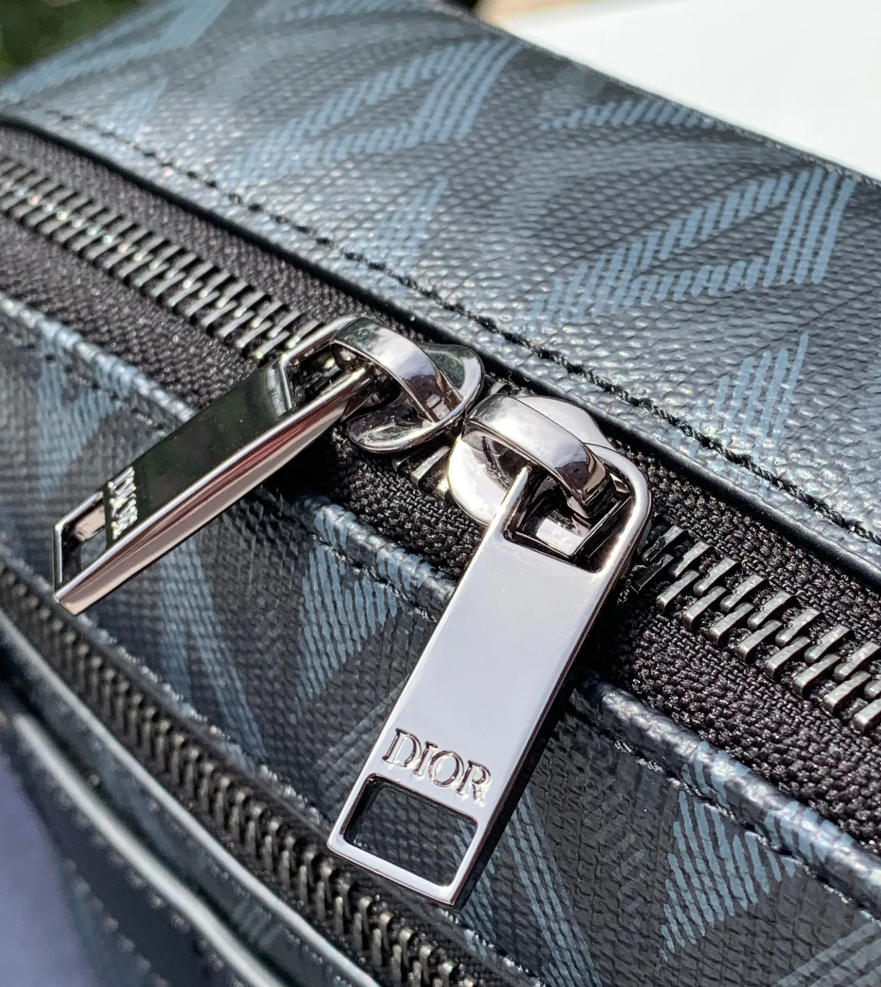 ❗️❗️❗️Free shipping with SF Express for year-end events❗️❗️❗️💰1400 Size: 17X12.5X5cm Dior 23 new Rider series men’s messenger bag, this Safari messenger bag is practical and compact, easy to carry every day. Carefully crafted from black CD Diamond pattern canvas, the fabric is lightweight, has good gloss, and has a diamond-like charming rhombus shape, with a distinctive visual three-dimensionality and fullness. The zipper compartment and front pocket can store various daily necessities. It is equipped with an adjustable Christian Dior shoulder strap, which can be carried on the shoulder or crossbody, and the upper body is comfortable!