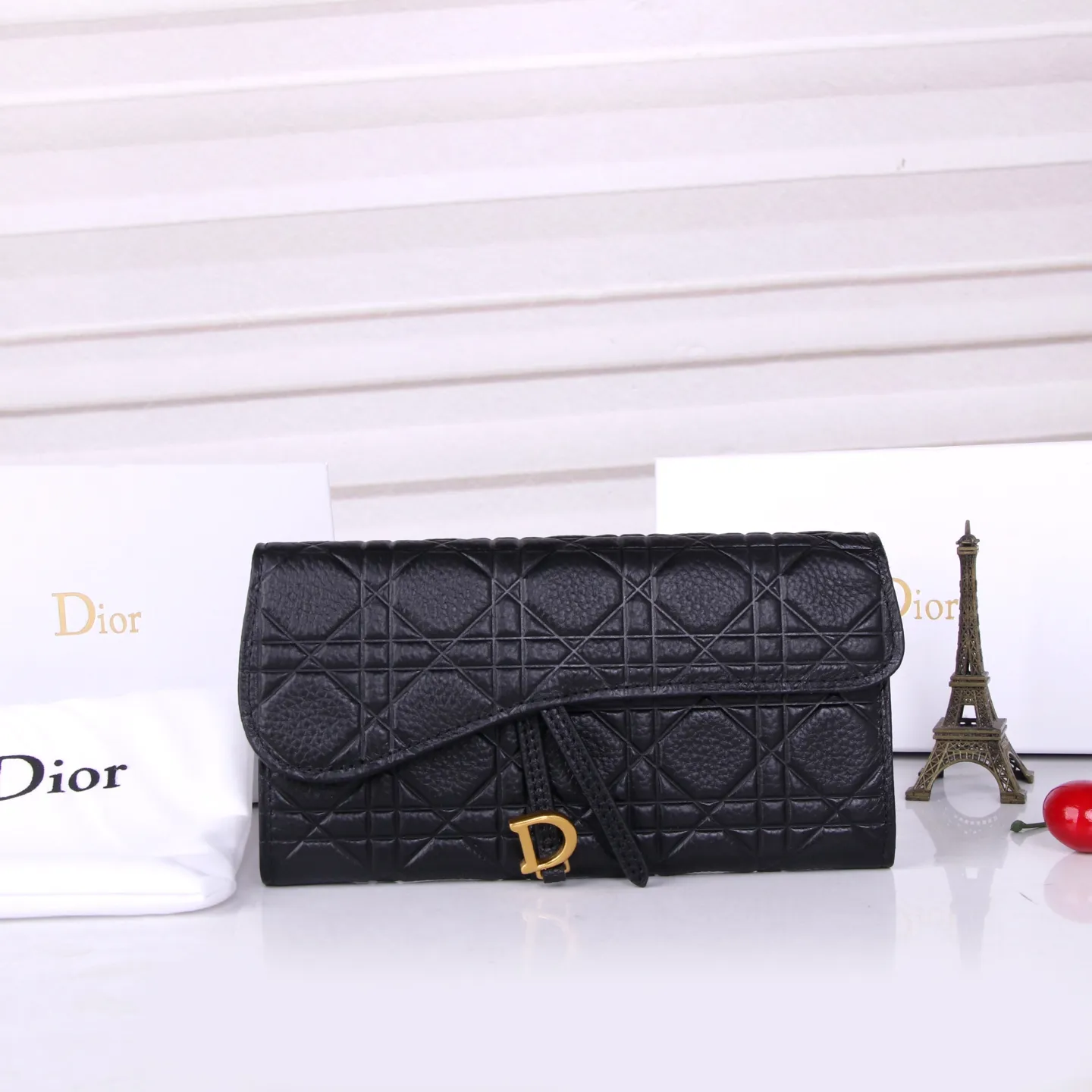 💰170 Style No.: D3033 Brand: Dior Color: Black Size: 19*10.5*3.5 Description: The latest models from Dior counters are now available! Made of imported calfskin, beautiful embroidery thread, and exquisite workmanship, it’s comparable to the counters!