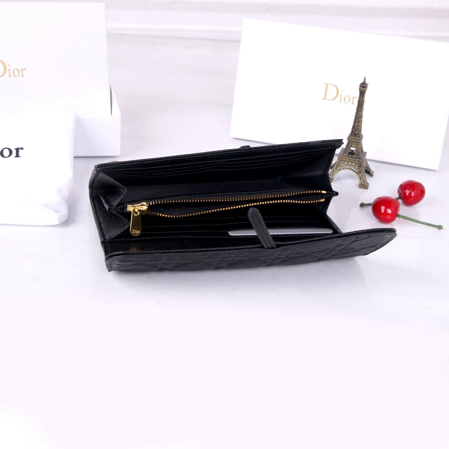 💰170 Style No.: D3033 Brand: Dior Color: Black Size: 19*10.5*3.5 Description: The latest models from Dior counters are now available! Made of imported calfskin, beautiful embroidery thread, and exquisite workmanship, it’s comparable to the counters!