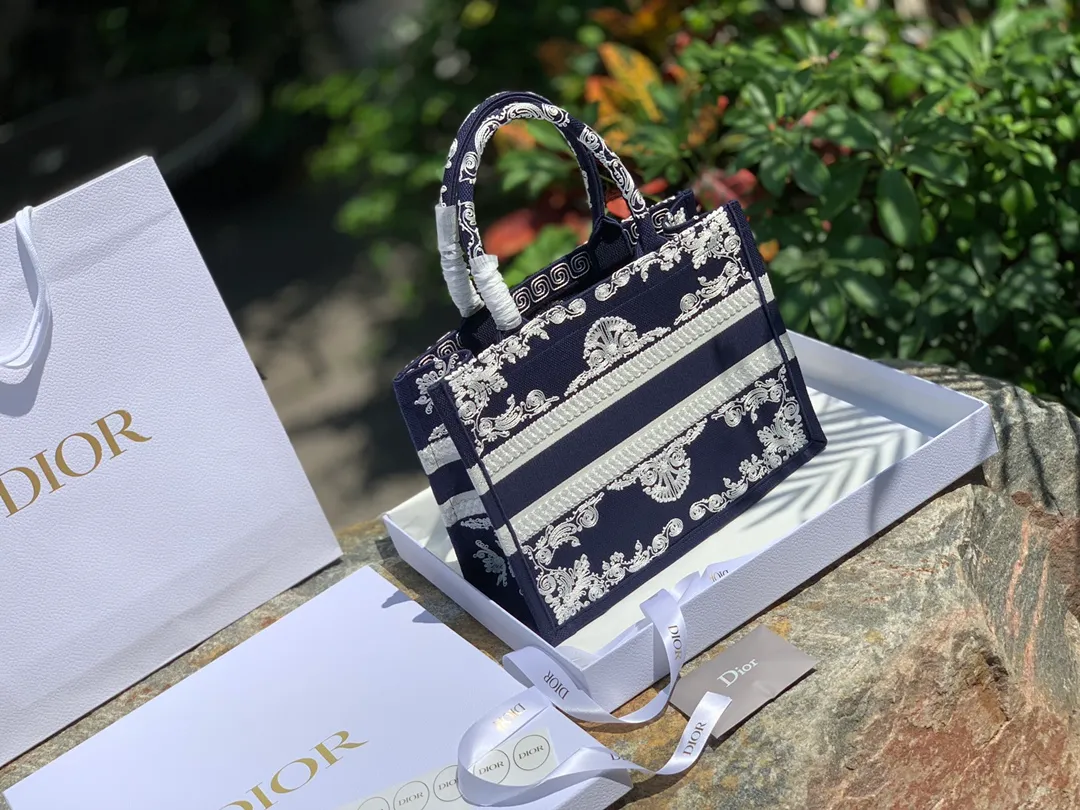 Top upgraded version💰1500 Size 36.5 x 28 x 17.5 CM Latest blue embroidery. Overseas original factory channels! Can be directly supplied to major purchasing platforms at home and abroad! The Lady D-Lite handbag combines classic elegance with the D brand's stylish flair. Blue style, white stitch pattern embroidery, just like a work full of ancient Greek style! The best concave shape artifact that is very suitable for taking to the beach or traveling! Picking it up feels like holding a piece of art, it’s eye-catching and worth five stars!