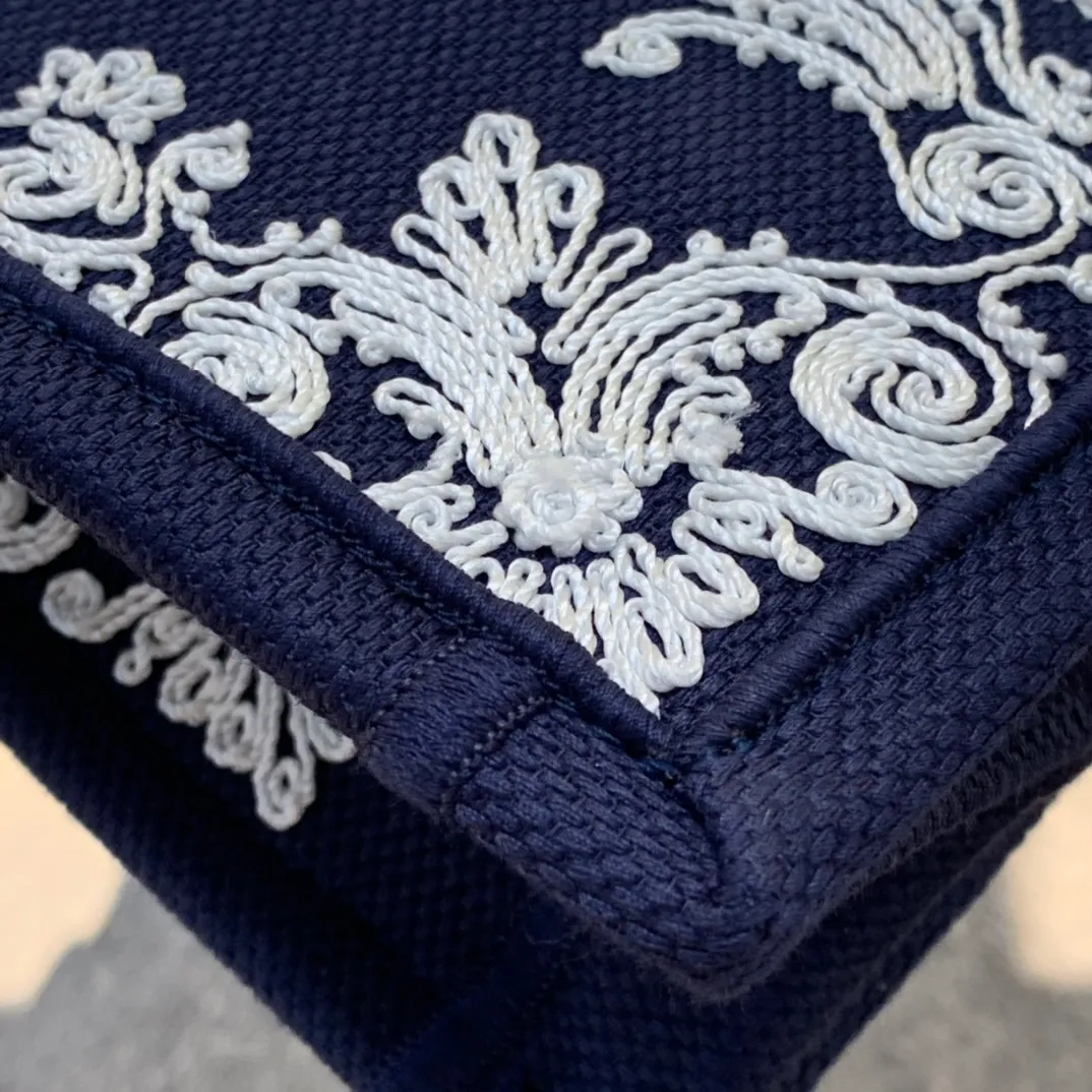 Top upgraded version💰1500 Size 36.5 x 28 x 17.5 CM Latest blue embroidery. Overseas original factory channels! Can be directly supplied to major purchasing platforms at home and abroad! The Lady D-Lite handbag combines classic elegance with the D brand's stylish flair. Blue style, white stitch pattern embroidery, just like a work full of ancient Greek style! The best concave shape artifact that is very suitable for taking to the beach or traveling! Picking it up feels like holding a piece of art, it’s eye-catching and worth five stars!