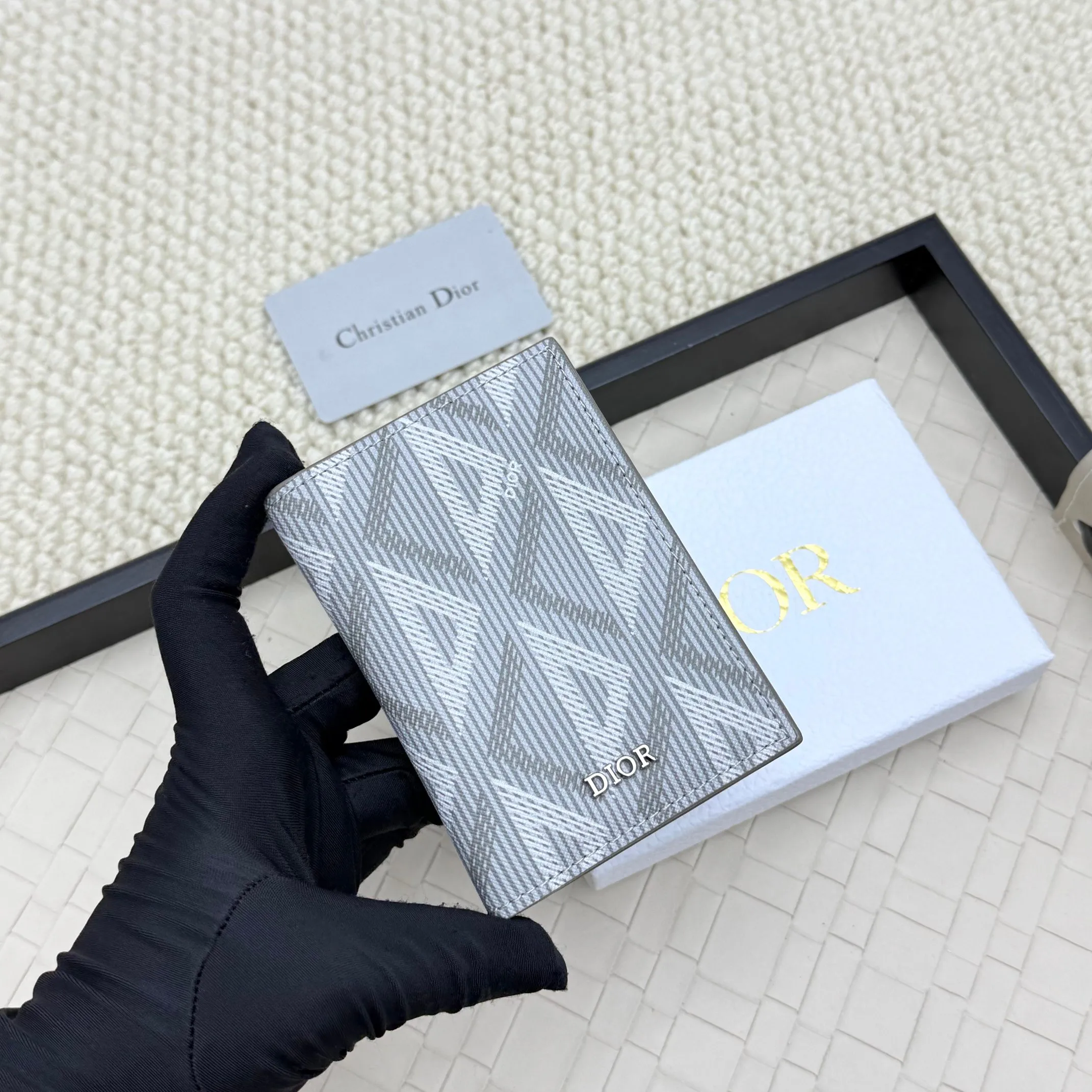 💰120💋Dior’s new bi-fold card holder is an elegant accessory that showcases Dior’s exquisite craftsmanship. Crafted from black inlaid grained calfskin, this card holder is detailed with beige and black Oblique print fabric details that accentuate the classic saddle silhouette. There are three card slots on each side and two compartments for storing bills and cash. Elegantly styled with a metal-clad brass Dior signature on the front, it fits easily into any pocket. Style number: H138 Size: 8.2*11.2cm
