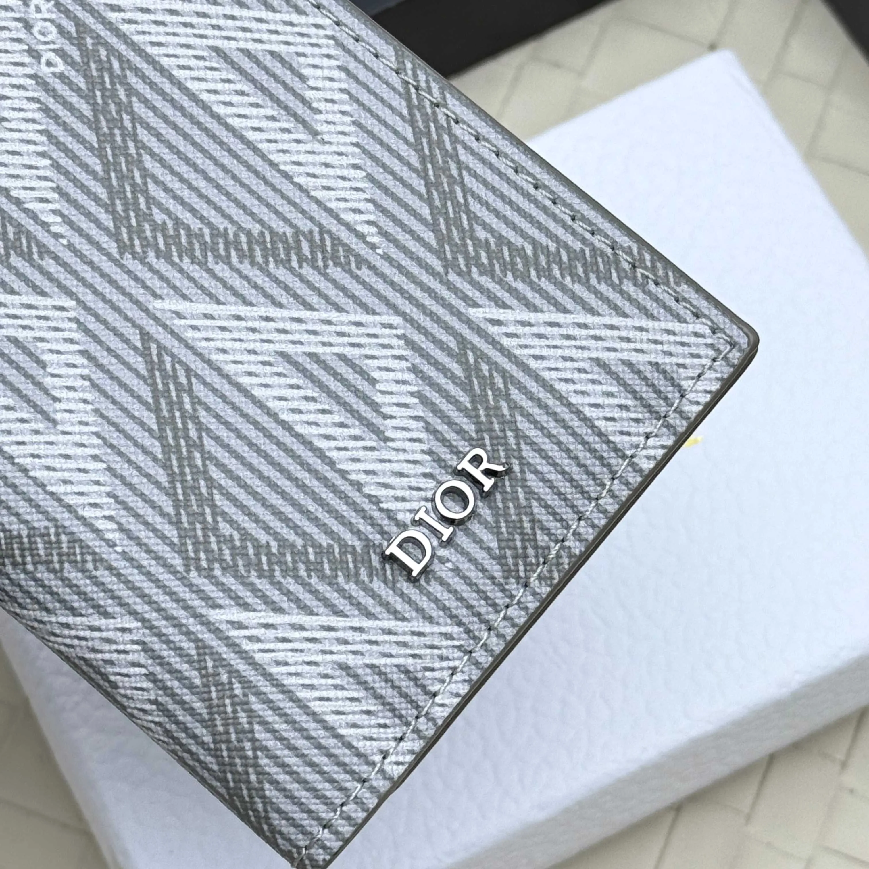 💰120💋Dior’s new bi-fold card holder is an elegant accessory that showcases Dior’s exquisite craftsmanship. Crafted from black inlaid grained calfskin, this card holder is detailed with beige and black Oblique print fabric details that accentuate the classic saddle silhouette. There are three card slots on each side and two compartments for storing bills and cash. Elegantly styled with a metal-clad brass Dior signature on the front, it fits easily into any pocket. Style number: H138 Size: 8.2*11.2cm