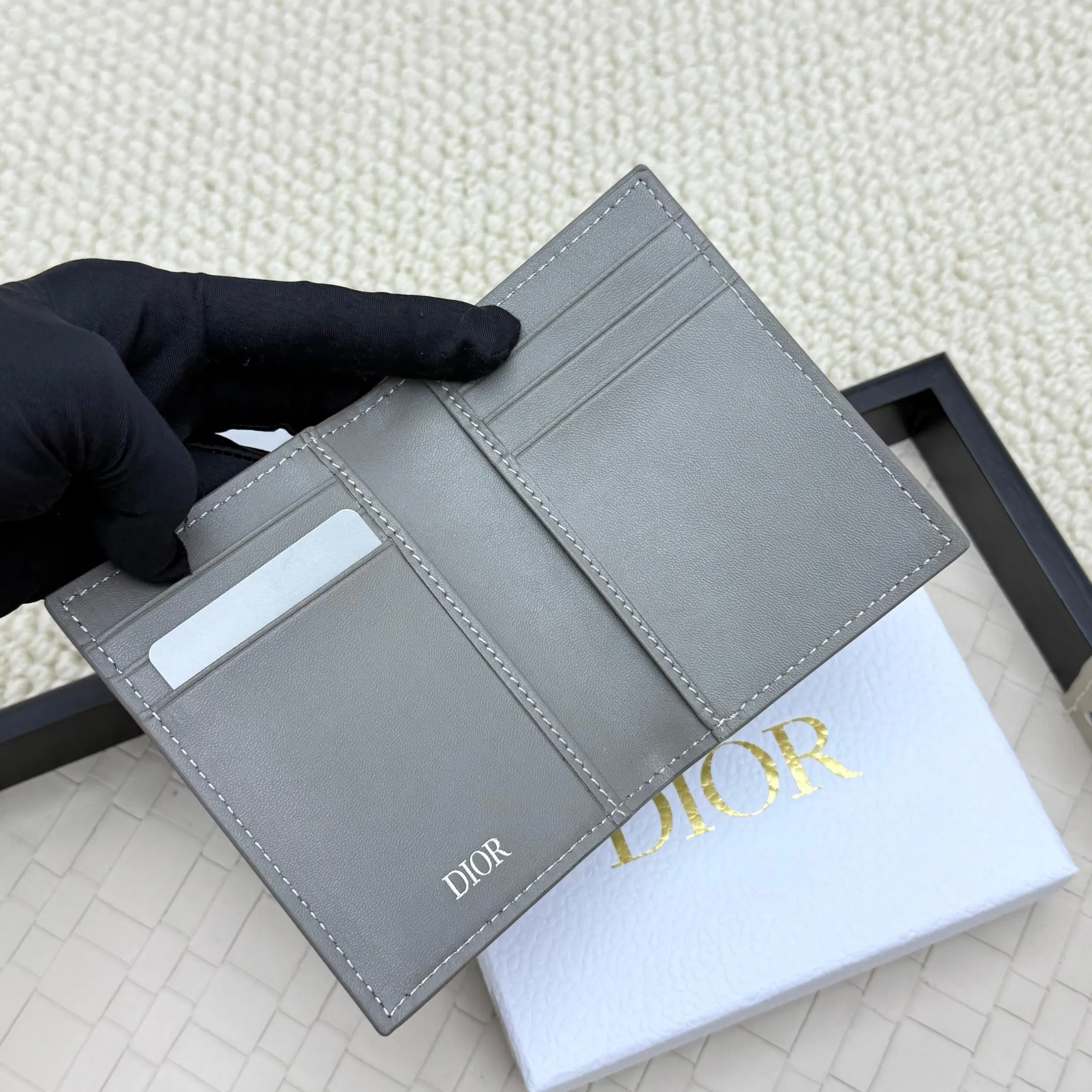 💰120💋Dior’s new bi-fold card holder is an elegant accessory that showcases Dior’s exquisite craftsmanship. Crafted from black inlaid grained calfskin, this card holder is detailed with beige and black Oblique print fabric details that accentuate the classic saddle silhouette. There are three card slots on each side and two compartments for storing bills and cash. Elegantly styled with a metal-clad brass Dior signature on the front, it fits easily into any pocket. Style number: H138 Size: 8.2*11.2cm