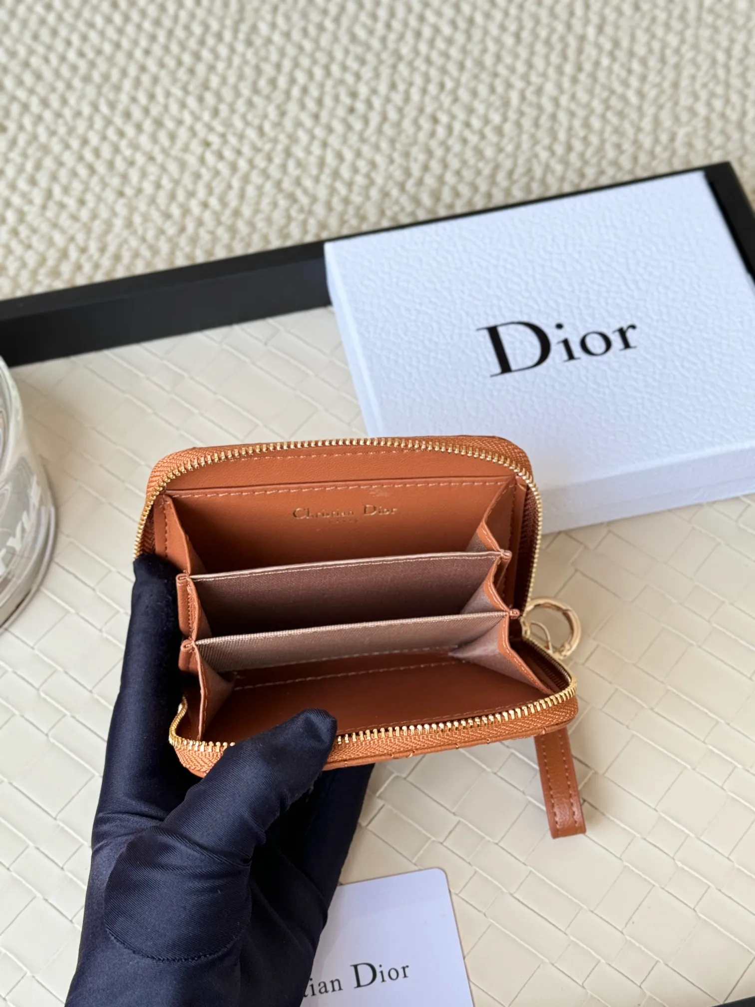 💰150dior New Caro Zippered Card Holder I love it. I originally wanted to buy a wallet, but I fell in love with this card holder. The size is just right and there are enough card slots. When Sydney is on lockdown and you can't go to the store, SA will send you photos and payment links. It's very convenient. I paid in the morning and received it in the afternoon. I think it looks better than the zipper card holder in C. The small metal ring next to the zipper is convenient for connecting the card holder to the bag and is not easy to lose. The calfskin material feels great. No.: S5034 Carol grain (size 9*11cm)