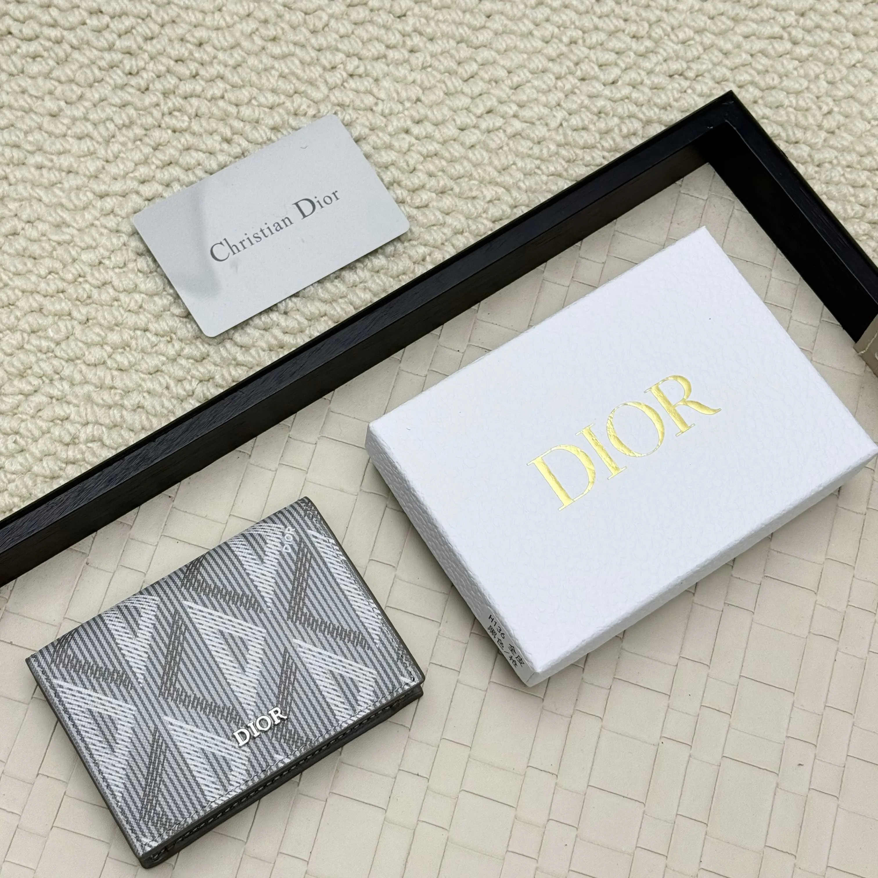 ￥120💰Business card holder is practical and exquisite👏🏻The interior is made of black smooth cowhide. Featuring an interior gusseted compartment with card slots, and a flip-top lid with two card slots. "DIOR" logo on the front and interior. No.: 136 Size: 10*6.8*2cm