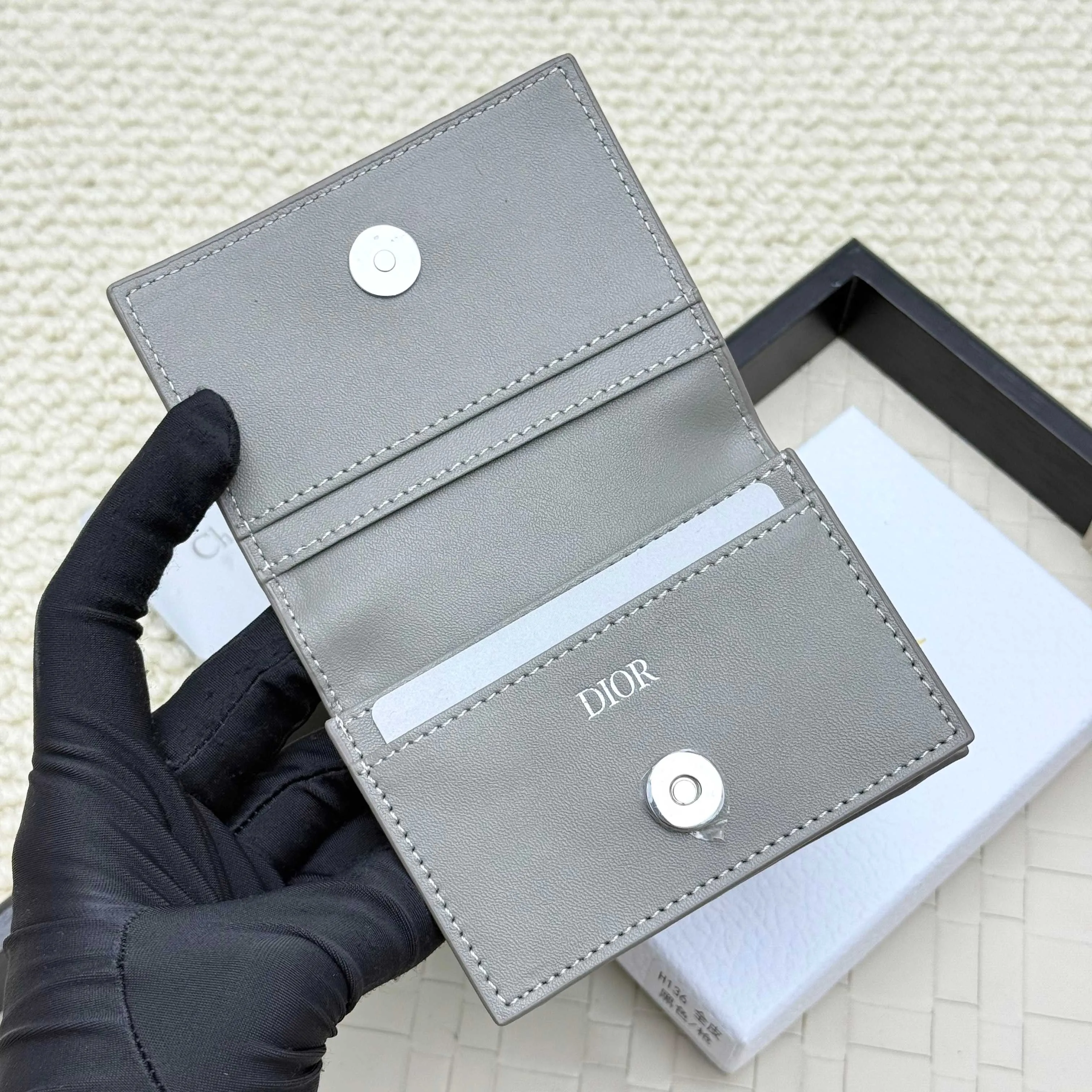 ￥120💰Business card holder is practical and exquisite👏🏻The interior is made of black smooth cowhide. Featuring an interior gusseted compartment with card slots, and a flip-top lid with two card slots. "DIOR" logo on the front and interior. No.: 136 Size: 10*6.8*2cm