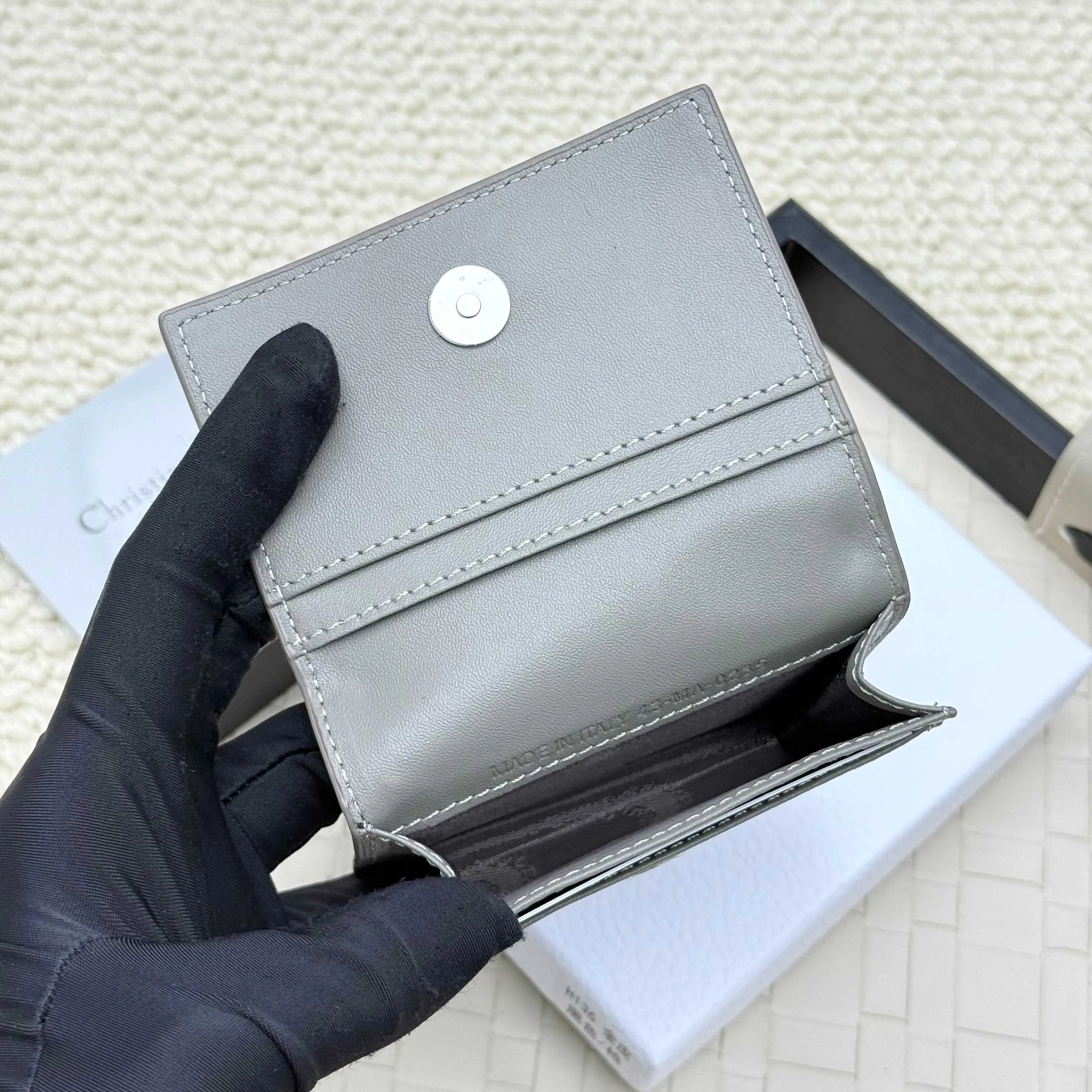 ￥120💰Business card holder is practical and exquisite👏🏻The interior is made of black smooth cowhide. Featuring an interior gusseted compartment with card slots, and a flip-top lid with two card slots. "DIOR" logo on the front and interior. No.: 136 Size: 10*6.8*2cm