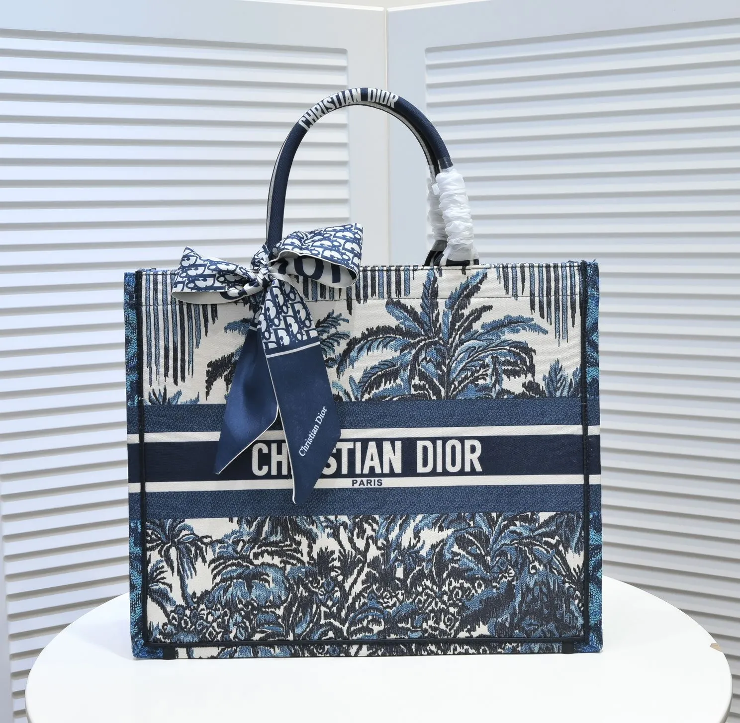 💰360￥With silk scarf, large size🔥 embroidered edge🔜Dior new shopping bag at Dior counter! Counters are updated simultaneously! Limited edition of the same style as the stars! Super stylish! Imported fabric👍high-end quality! You can go in and out of the counters at will without any pressure! The first choice for going out with super large capacity👍 Model: 8033 Size: 41*14*32cm