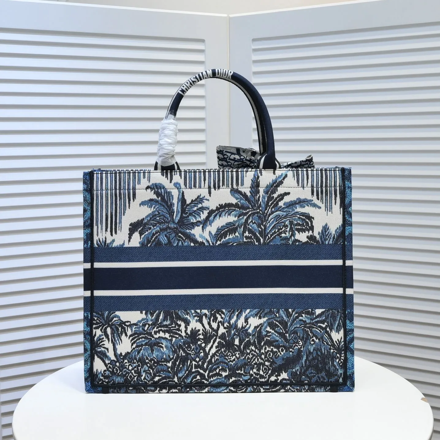 💰360￥With silk scarf, large size🔥 embroidered edge🔜Dior new shopping bag at Dior counter! Counters are updated simultaneously! Limited edition of the same style as the stars! Super stylish! Imported fabric👍high-end quality! You can go in and out of the counters at will without any pressure! The first choice for going out with super large capacity👍 Model: 8033 Size: 41*14*32cm