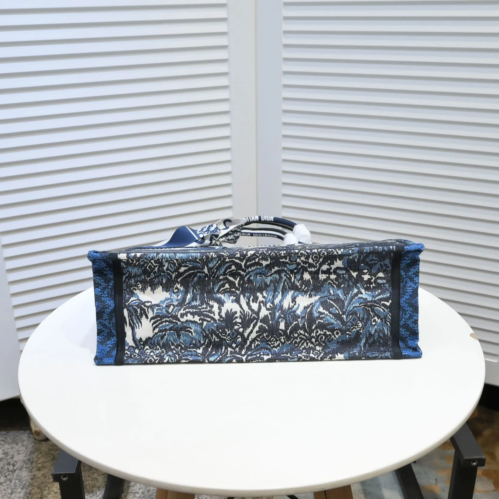💰360￥With silk scarf, large size🔥 embroidered edge🔜Dior new shopping bag at Dior counter! Counters are updated simultaneously! Limited edition of the same style as the stars! Super stylish! Imported fabric👍high-end quality! You can go in and out of the counters at will without any pressure! The first choice for going out with super large capacity👍 Model: 8033 Size: 41*14*32cm