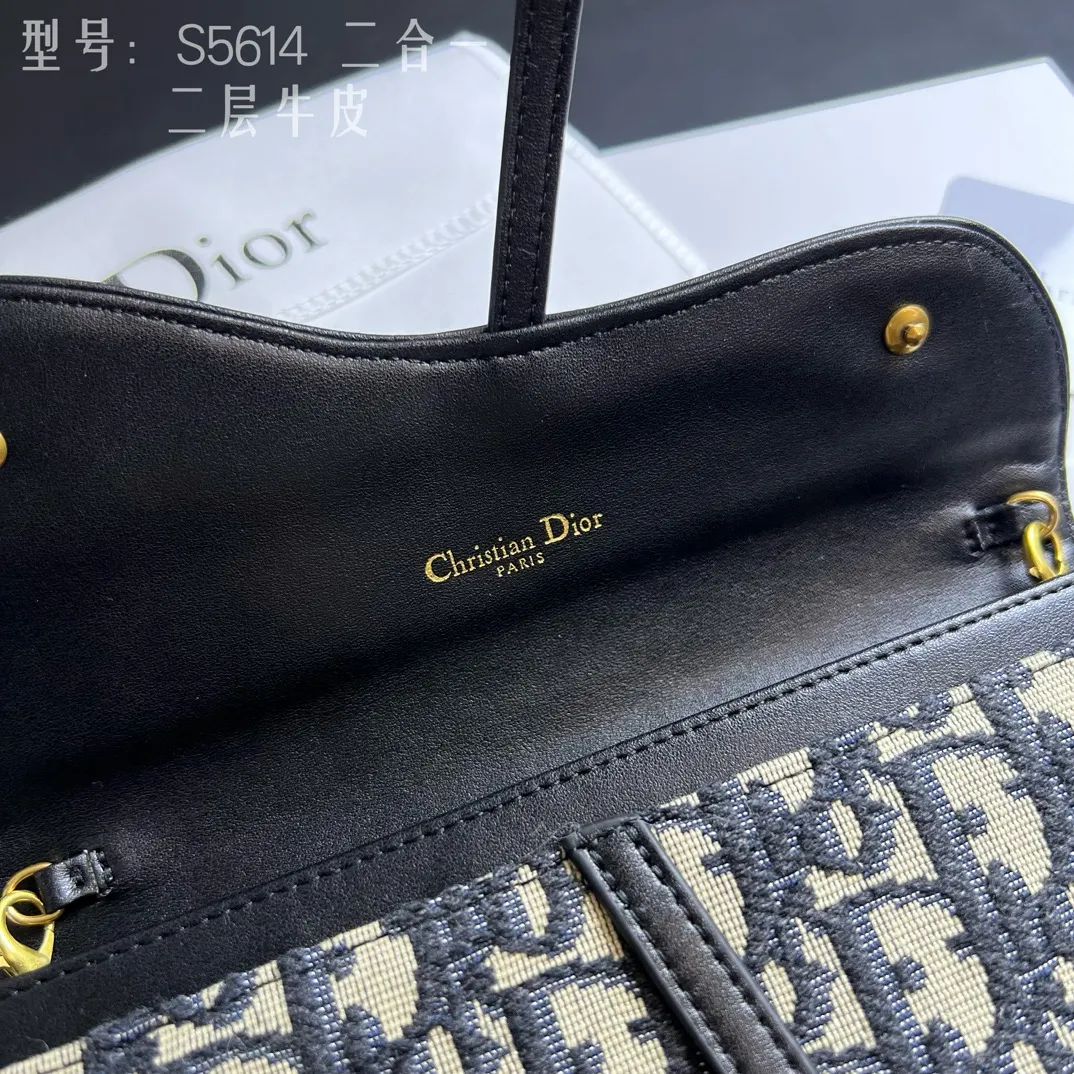 💰210 💎Top quality🇫🇷 Comes with gift box ❤️ Two-layer cowhide, non-transferable ‼ ️ Dior Saddle Woc two-in-one chain bag It’s time for the Dior series of bags. Everyone knows that I love small and exquisite bags. The DiorWoc small model has a really good capacity. It is small but can hold it very well. It can hold Iphone13 Pro Max!! It can also hold 6 card slots and three inner clips. There is also a small wallet that can hold change, sample items, lipstick, keys, and most importantly, I can hang it on one shoulder or diagonally when I go out. Style number: S5614CTZQ-M928 Size: 19X11X2.5 built-in pouch 16X9
