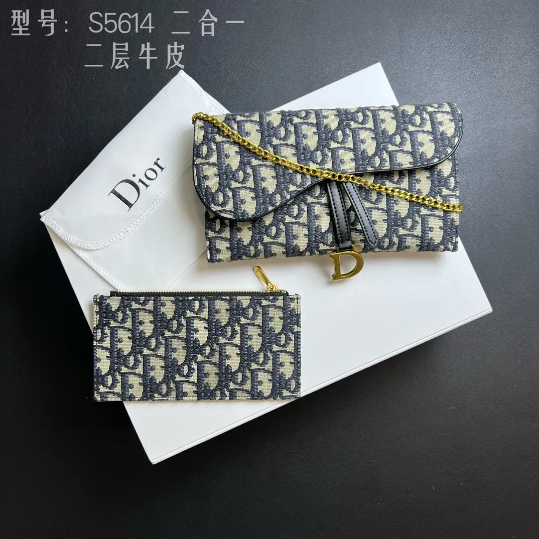 💰210 💎Top quality🇫🇷 Comes with gift box ❤️ Two-layer cowhide, non-transferable ‼ ️ Dior Saddle Woc two-in-one chain bag It’s time for the Dior series of bags. Everyone knows that I love small and exquisite bags. The DiorWoc small model has a really good capacity. It is small but can hold it very well. It can hold Iphone13 Pro Max!! It can also hold 6 card slots and three inner clips. There is also a small wallet that can hold change, sample items, lipstick, keys, and most importantly, I can hang it on one shoulder or diagonally when I go out. Style number: S5614CTZQ-M928 Size: 19X11X2.5 built-in pouch 16X9