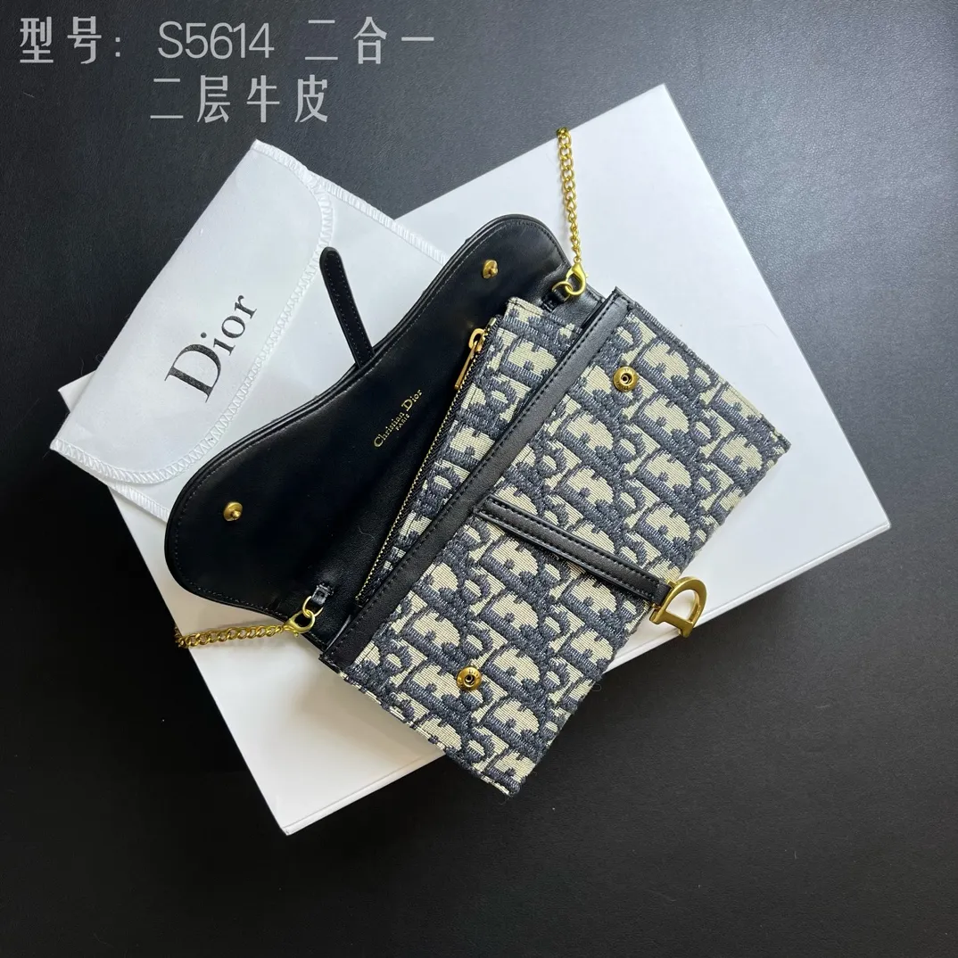 💰210 💎Top quality🇫🇷 Comes with gift box ❤️ Two-layer cowhide, non-transferable ‼ ️ Dior Saddle Woc two-in-one chain bag It’s time for the Dior series of bags. Everyone knows that I love small and exquisite bags. The DiorWoc small model has a really good capacity. It is small but can hold it very well. It can hold Iphone13 Pro Max!! It can also hold 6 card slots and three inner clips. There is also a small wallet that can hold change, sample items, lipstick, keys, and most importantly, I can hang it on one shoulder or diagonally when I go out. Style number: S5614CTZQ-M928 Size: 19X11X2.5 built-in pouch 16X9