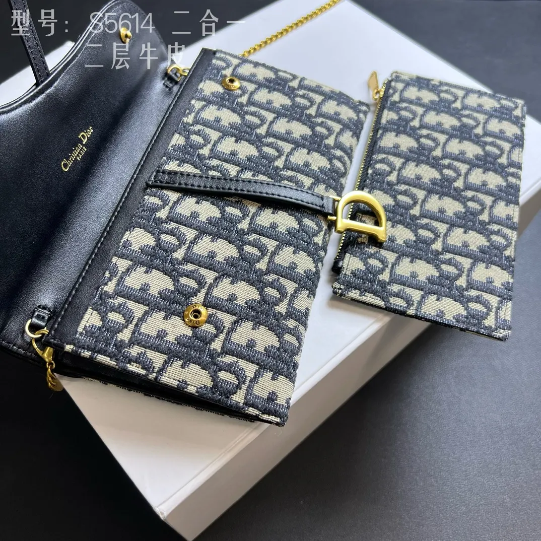 💰210 💎Top quality🇫🇷 Comes with gift box ❤️ Two-layer cowhide, non-transferable ‼ ️ Dior Saddle Woc two-in-one chain bag It’s time for the Dior series of bags. Everyone knows that I love small and exquisite bags. The DiorWoc small model has a really good capacity. It is small but can hold it very well. It can hold Iphone13 Pro Max!! It can also hold 6 card slots and three inner clips. There is also a small wallet that can hold change, sample items, lipstick, keys, and most importantly, I can hang it on one shoulder or diagonally when I go out. Style number: S5614CTZQ-M928 Size: 19X11X2.5 built-in pouch 16X9