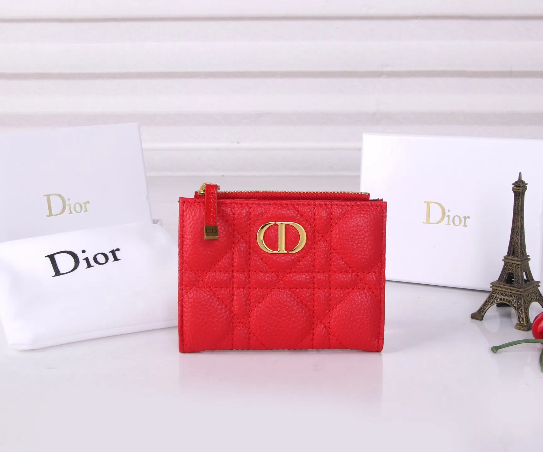 💰P170 Style No.: 3017-4 Brand: Dior Color: Pink Red Size: 11.5*9*2 Description: The latest styles from Dior counters are now available! Made of imported calfskin, the workmanship is exquisite, comparable to that of counters! Multifunctional small wallet, super practical! 3865
