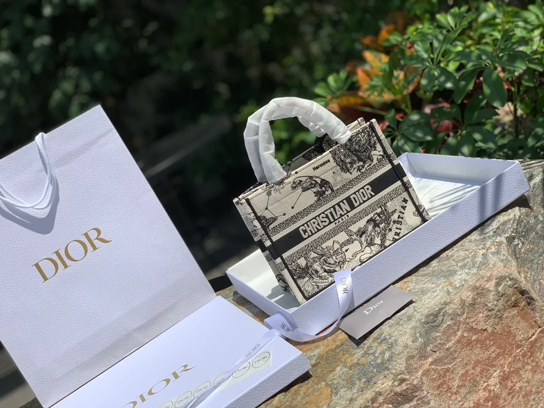 ❗️❗️❗️Free shipping with SF Express for year-end events❗️❗️❗️💰1400 Size 26.5 x 21 x 14 CM Original factory channel goods! D’s new 2022 small tote, a new model that will be captivating at a glance! Tote can be said to be the most popular bag sold by D family every year! No matter whether it is new or old, it is very difficult to order at the counter! The latest small size launched this time is specially designed to take care of fashionistas with smaller figures. Every detail has a strong retro flavor! No matter what clothes you pair it with, it looks fashionable in every style!